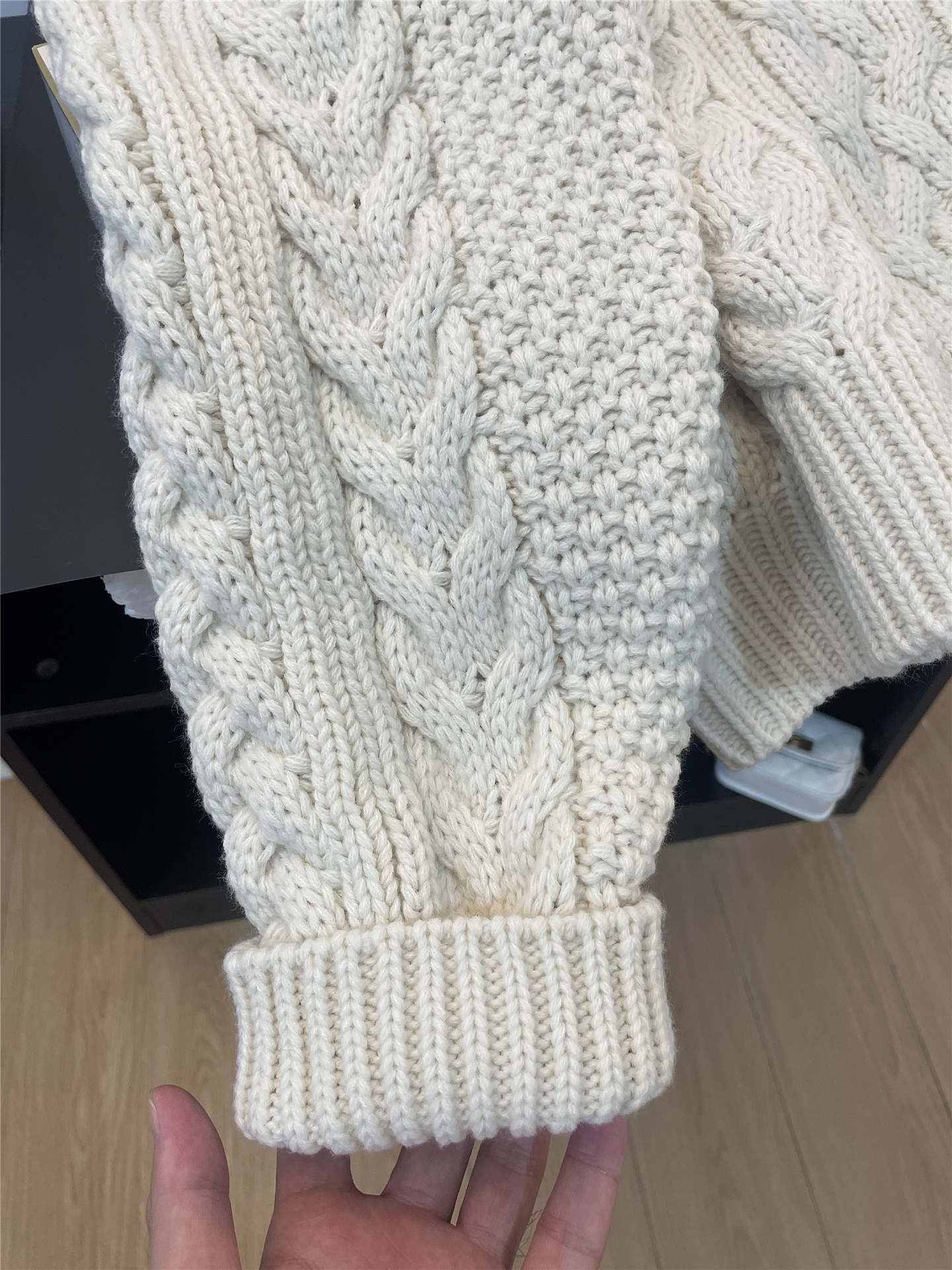 Koreya Dongdaemun qadın üçün ağ rəngli, kabel toxunmuş qalın sviter, payız və qış üst geyimi, qalın, geniş və rahat model.