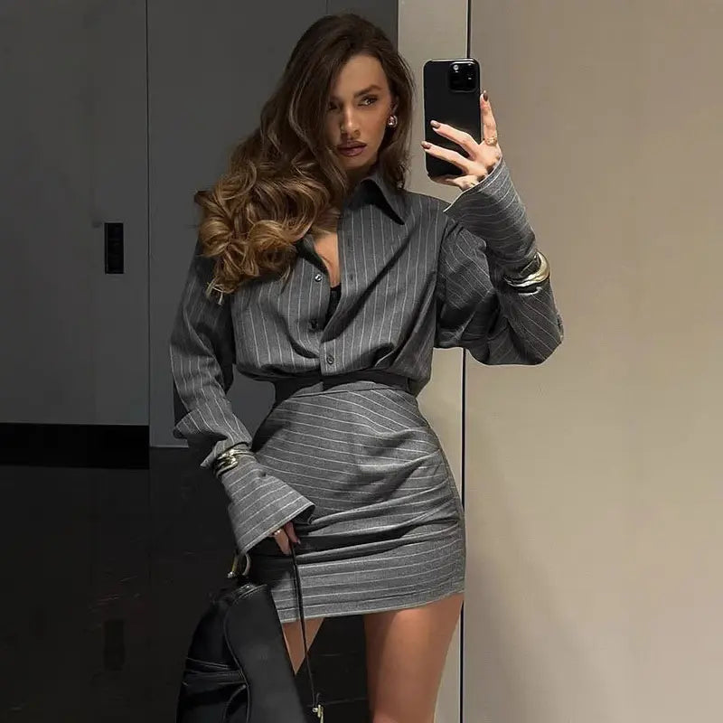 Qadınlar üçün Avropa və Amerika üslubunda zolaqlı köynək və qısa ətək dəsti