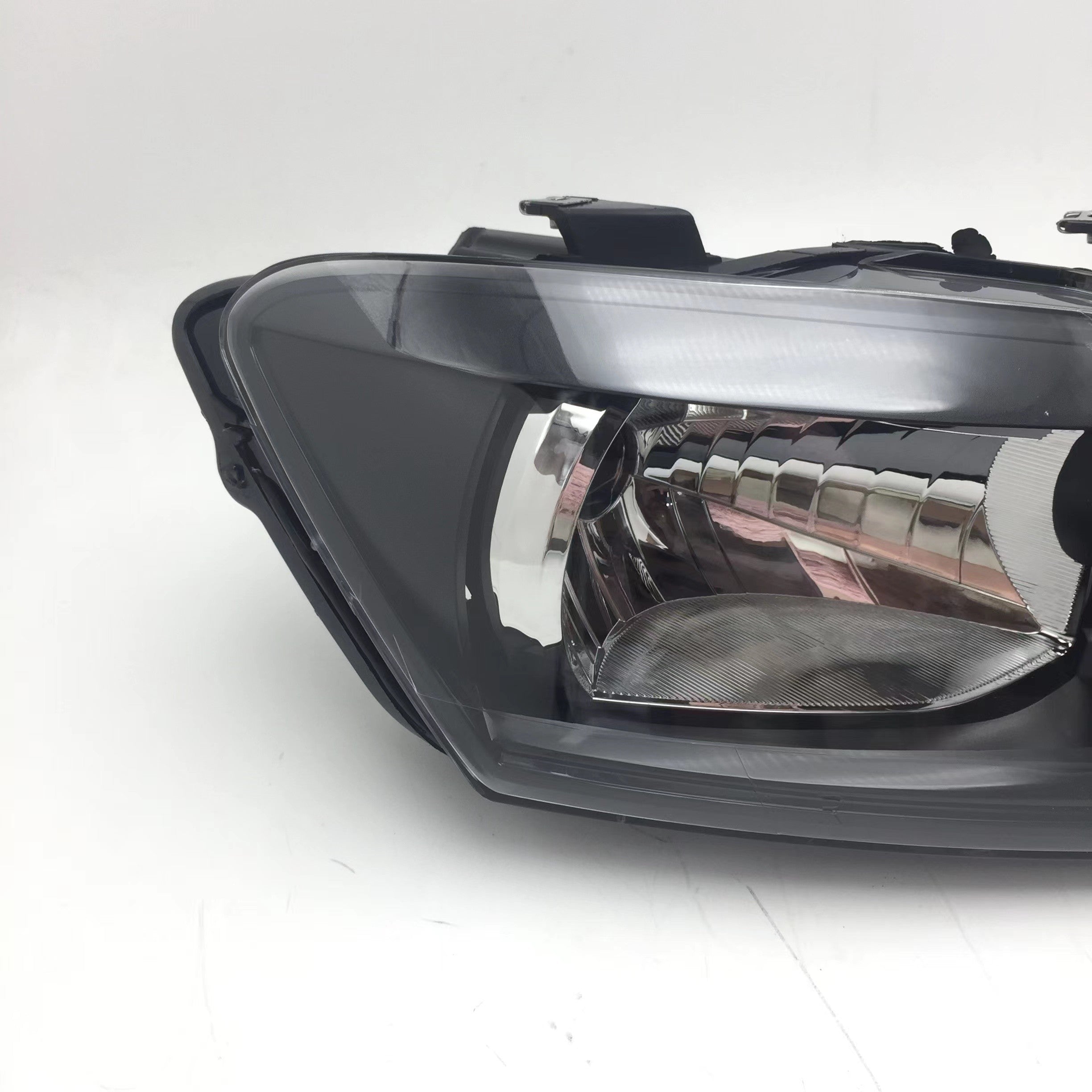 Volkswagen Polo 2011 Polo faralarına, yeni POLO hetçbek ön fara dəstinə, yüksək və aşağı şüaların ayrılmasına aiddir