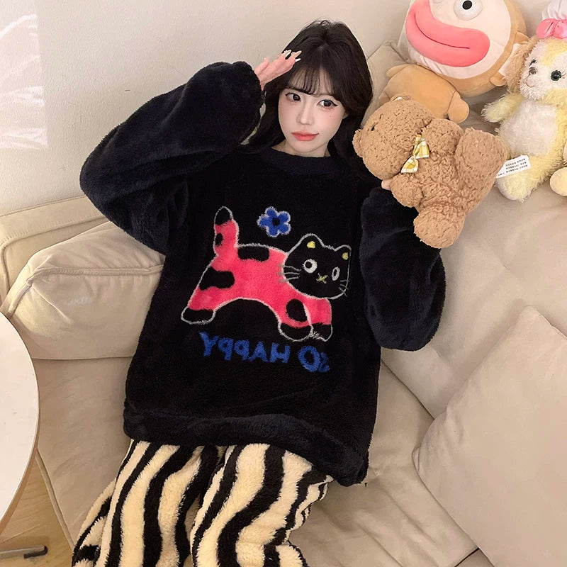 Cizgi filmi boz və qara pişik qış yeni mərcan yunlu pijama qadın yun astarlı və qalınlaşmış tələbə flanel ev geyimi xarici geyimlər