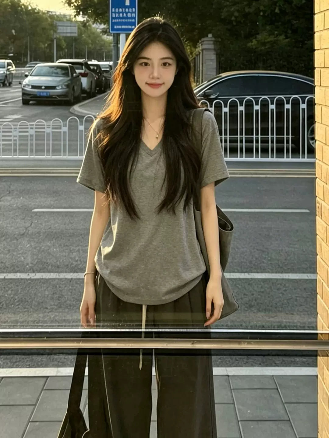 Sağ çiyinli V-yaxa düz rəngli qısaqol köynək Yay Koreya üslubunda boş nazik yarımqol top sadə çox yönlü təsadüfi köynək