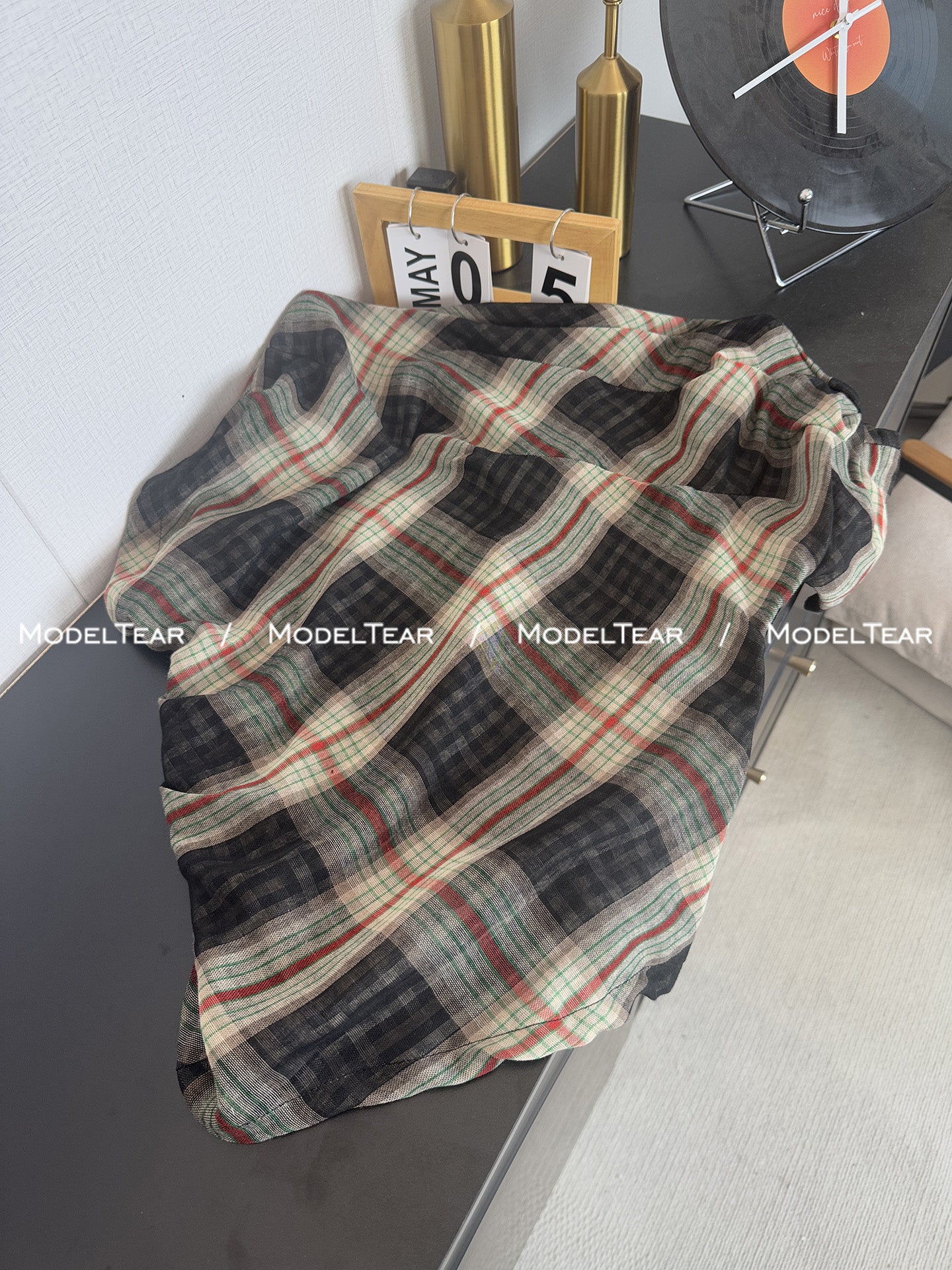 Breketlər [Runway Check] Qərblə eynidir *Lövhə parça* Sosial media lentinizdə üstünlük təşkil etmək üçün çiyinləri açıq olan bu topu geyin