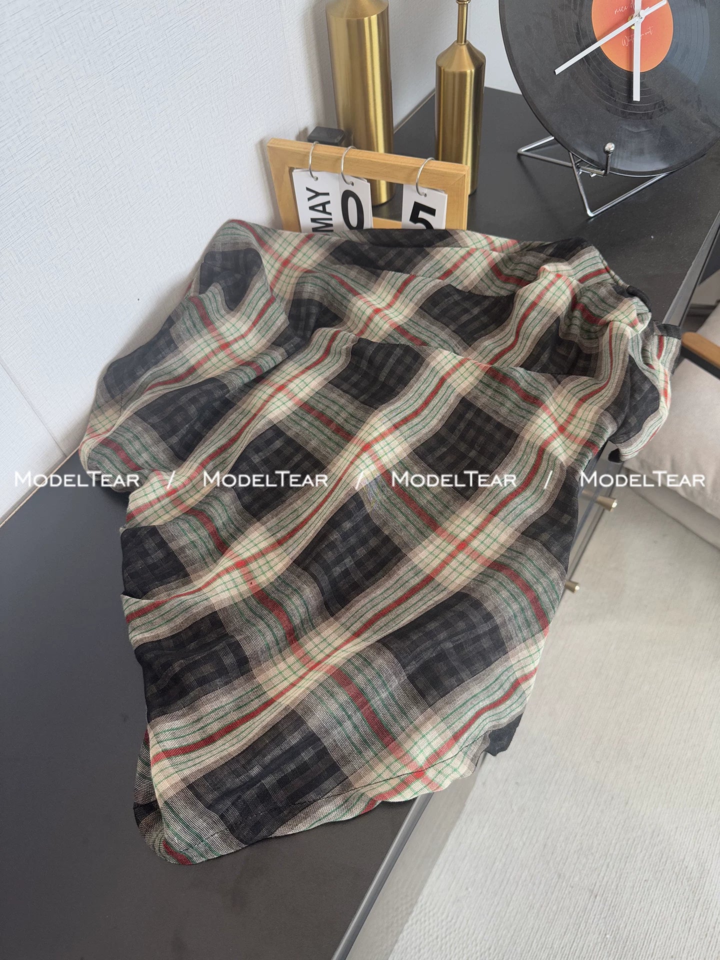 Breketlər [Runway Check] Qərblə eynidir *Lövhə parça* Sosial media lentinizdə üstünlük təşkil etmək üçün çiyinləri açıq olan bu topu geyin