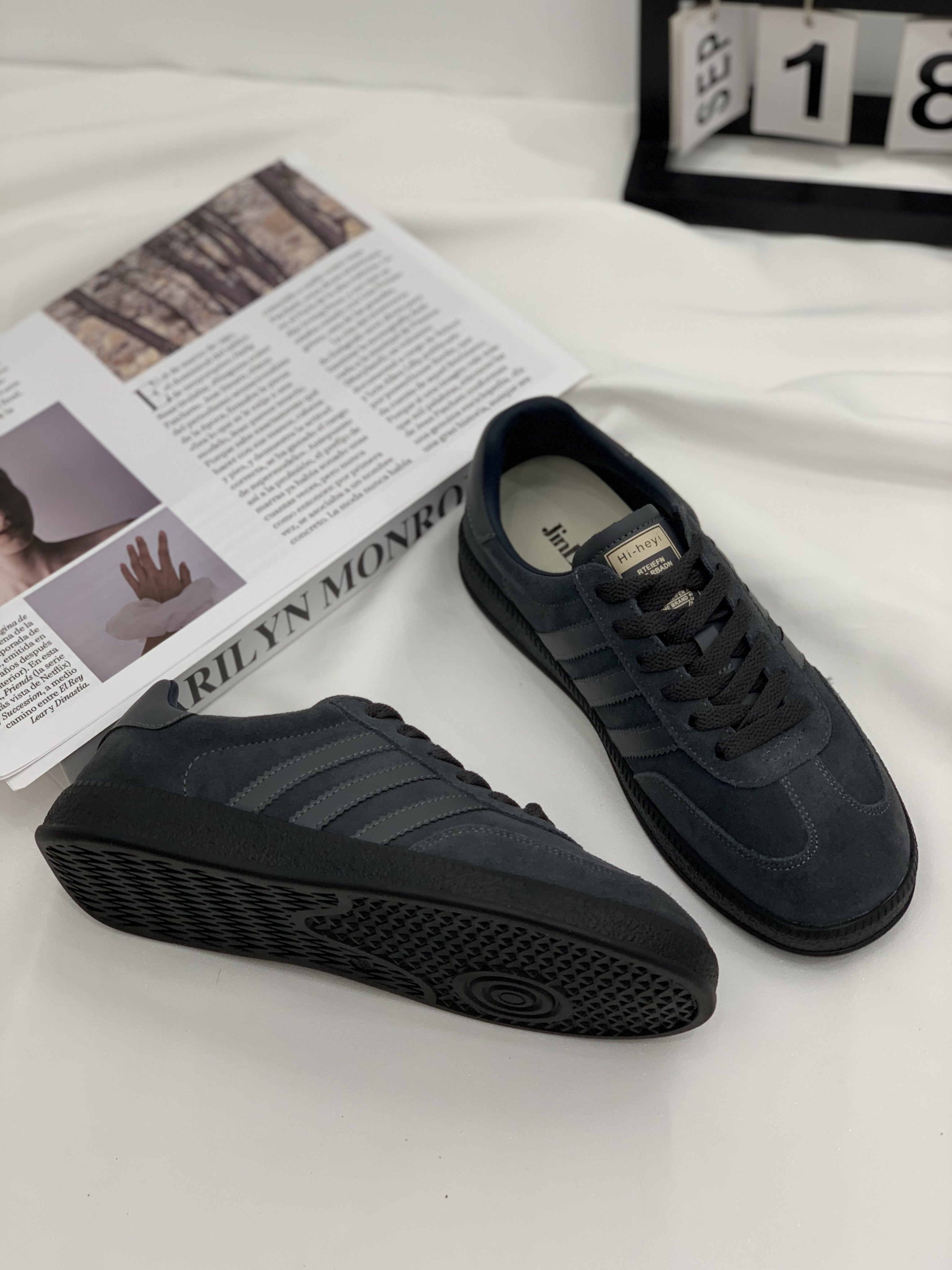 Avropa üslubunda orijinal dəri retro dumanlı boz alman idman ayaqqabıları qadın 2025 payız yeni gəlişi çox yönlü yüngül klassik təsadüfi idman ayaqqabıları