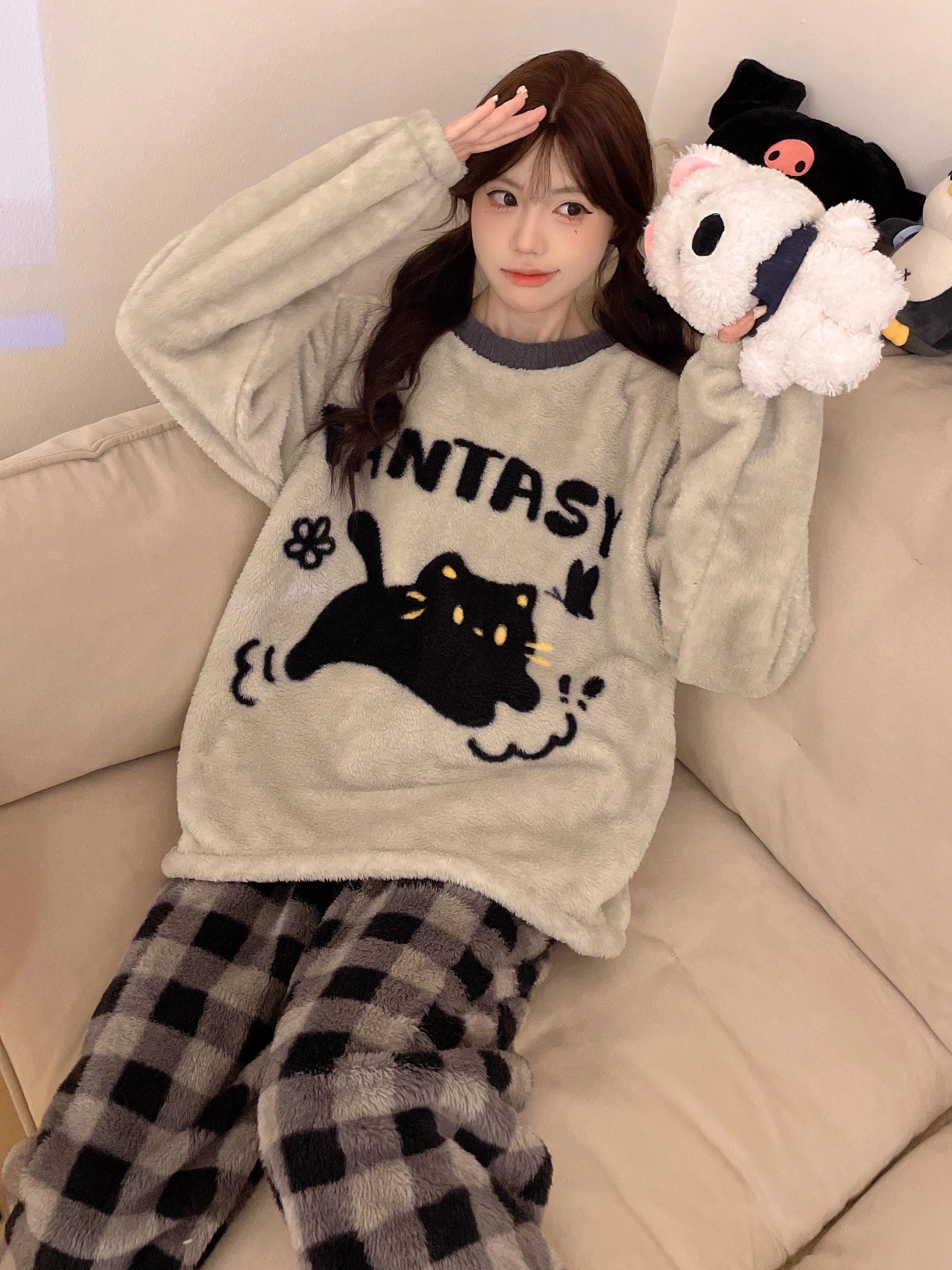 Cizgi filmi boz və qara pişik qış yeni mərcan yunlu pijama qadın yun astarlı və qalınlaşmış tələbə flanel ev geyimi xarici geyimlər