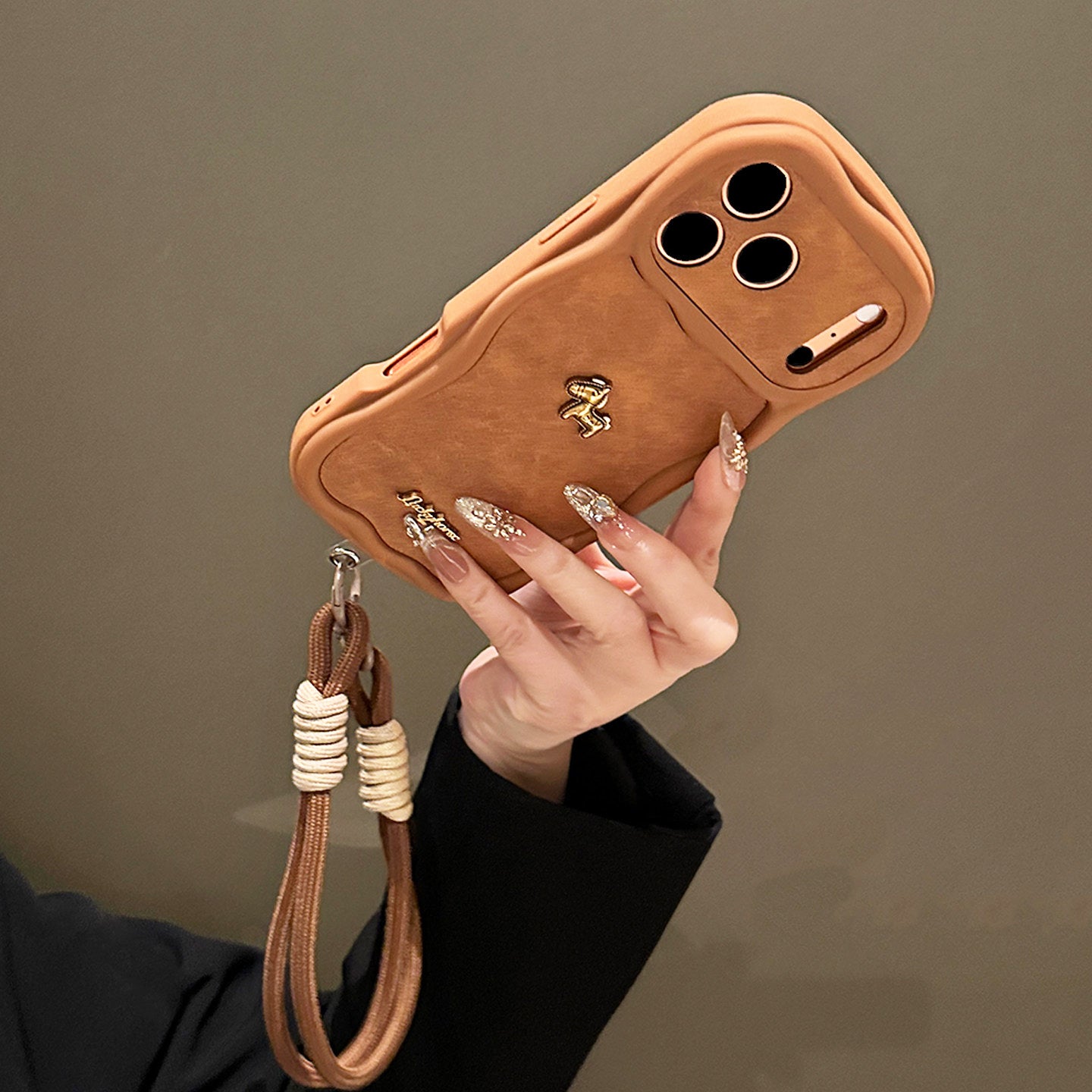 Apple 17promax mobil telefon qutusu, yeni üçölçülü Golden Horse iphone17pro obyektiv, kişilər və qadınlar üçün hər şey daxil olmaqla yüksək səviyyəli 16pro yıxılmağa qarşı qoruyucu örtük və üstəlik yaradıcı niş 15 silikon yumşaq Yang üçün uyğundur.