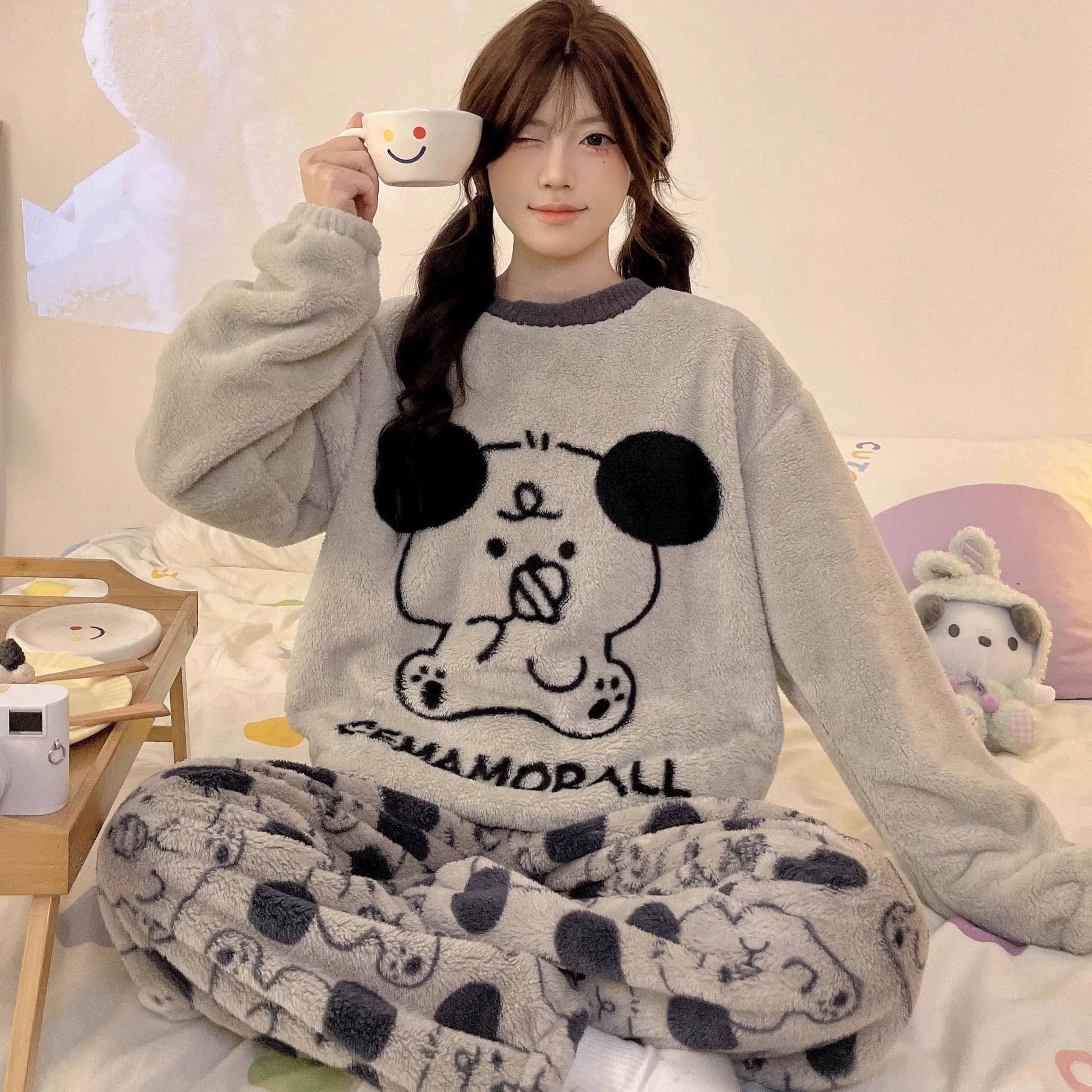 Cizgi filmi boz və qara pişik qış yeni mərcan yunlu pijama qadın yun astarlı və qalınlaşmış tələbə flanel ev geyimi xarici geyimlər