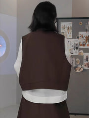 Böyük ölçülü qadınlar üçün qeyri-müntəzəm lentdən hazırlanmış qolsuz kostyum jilet, yaz üslubunda, zərif görünüş, tək düyməli, V-yaxalı jilet.