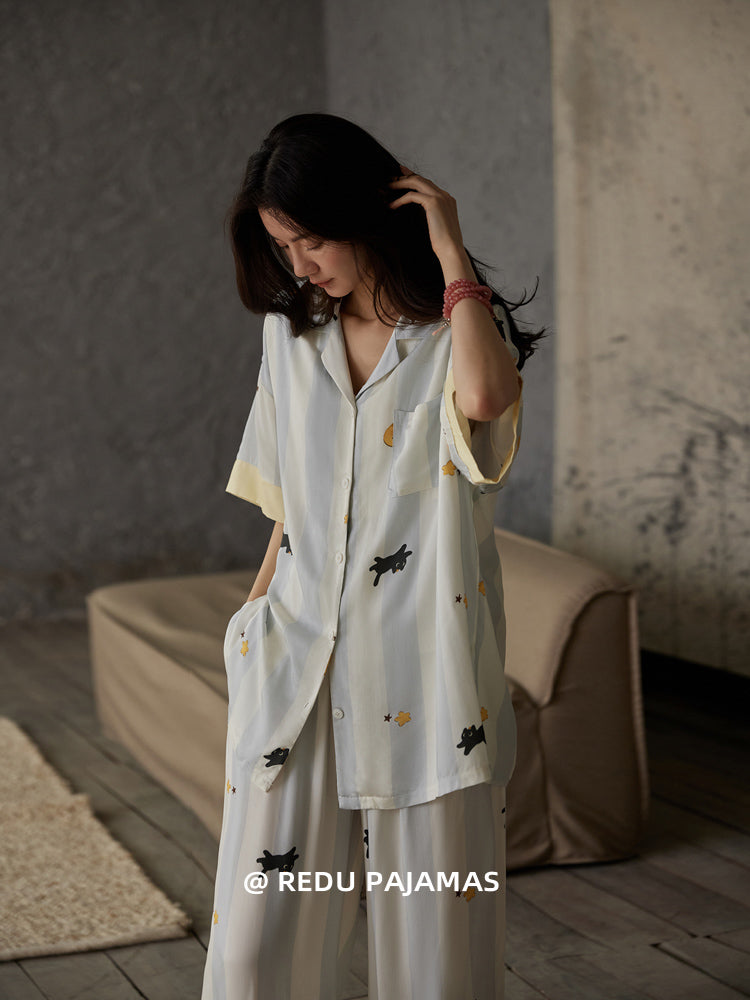 Qısqanc pijama qadınlar üçün yay buz ipək qısaqol şalvar şirin pişiklər sinə yastığı ilə birlikdə çöldə geyinilə bilər hamısı bir yerdə ev paltarları dəsti