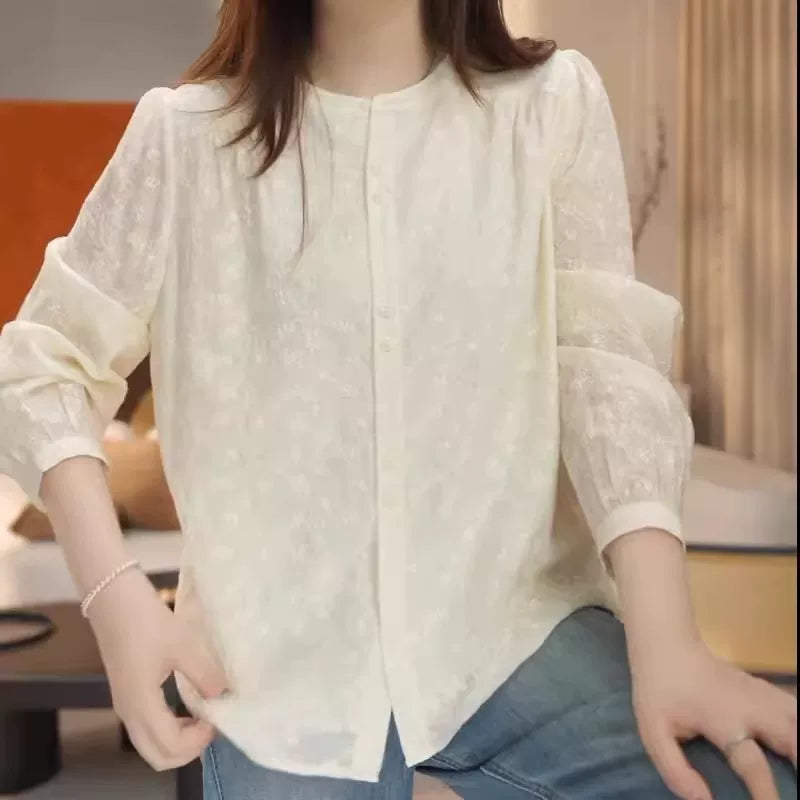 2026-cı ilin yazı üçün mükəmməl olan, böyük ölçülü, şık, gənclik üçün tikmə ilə bəzədilmiş uzunqollu köynək. Boş formada, unikal və gözəl.