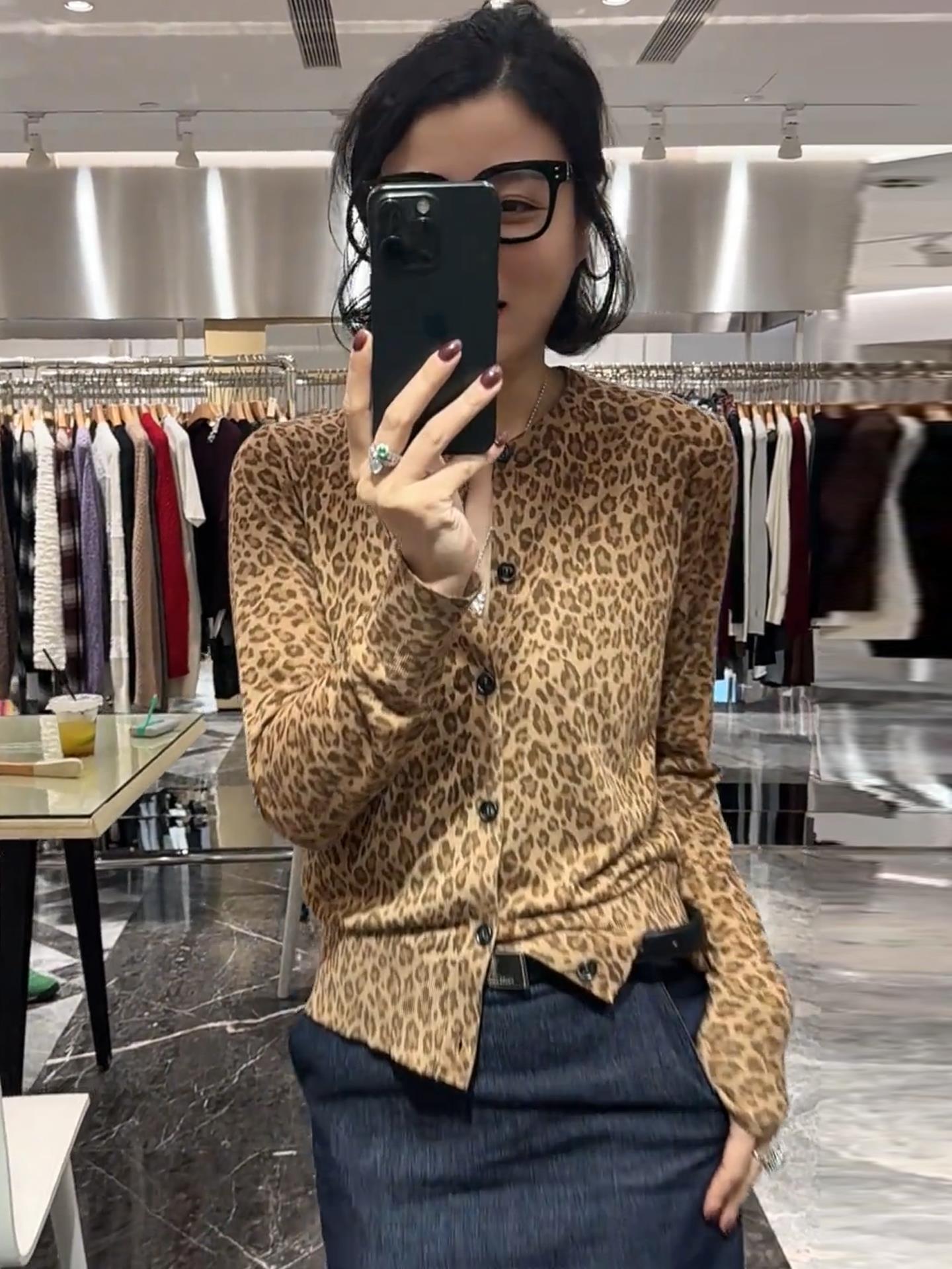 Bu, tamamilə inanılmaz bir məhsuldur! Payızın əvvəlləri üçün yüksək səviyyəli Avropa üslubunda dairəvi yaxalı, tək sinəli, bəbir naxışlı uzunqol köynək, qadınlar üçün idealdır.