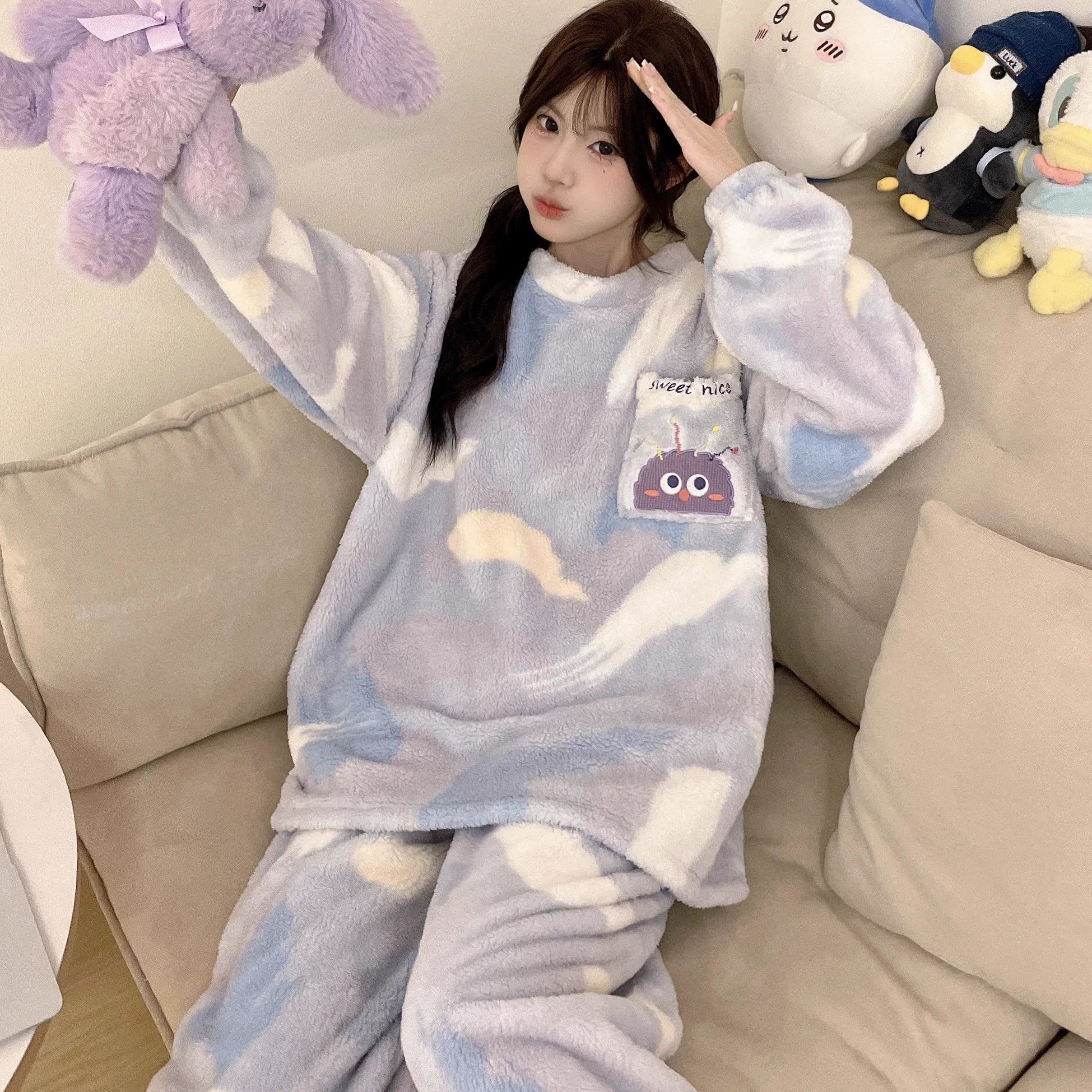 Cizgi filmi boz və qara pişik qış yeni mərcan yunlu pijama qadın yun astarlı və qalınlaşmış tələbə flanel ev geyimi xarici geyimlər