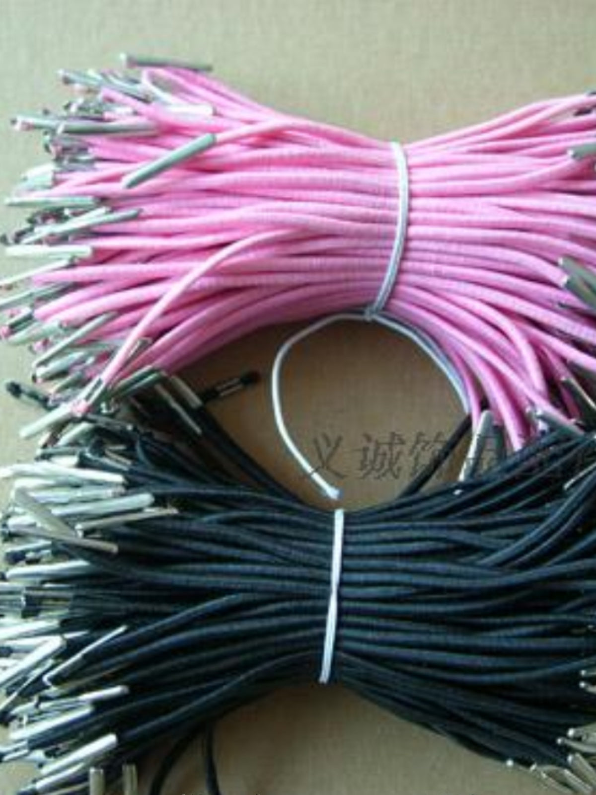 İstehsalçı saç lentləri üçün ip toqqa klipləri, gözləri bağlamaq üçün iplər, hər iki ucunda tokalı 28CM elastik iplər, 2MM idxal dəri istehsal edir.