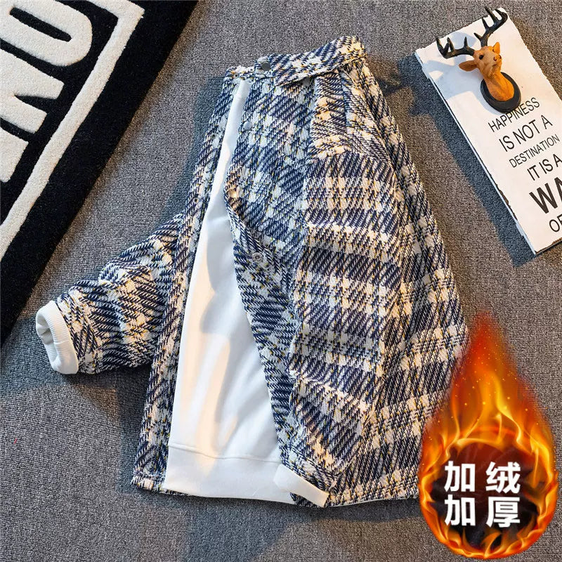 Chanel-dən ilhamlanmış, yaz və payız üçün mükəmməl olan, kişilər üçün qısa, geniş, gündəlik, çox yönlü yun palto. Həmçinin dəbli, yüksək səviyyəli dama-dama köynək daxildir.