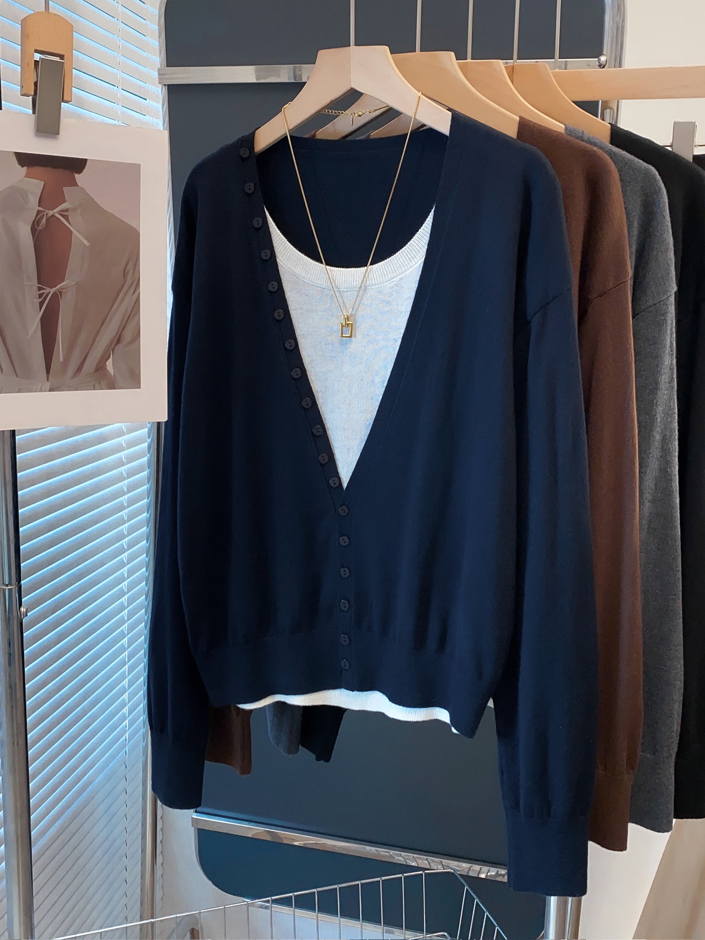 Round collar knitted cardigan, faux two-piece set, 2025 autumn and winter new fashion, loose fit, fashionable sweater, women's sweater.