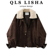 Cholisa-nın 2025-ci ilin payız və qış mövsümü üçün unikal və qalınlaşdırılmış yeni bir tərzdə hazırlanmış super şirin qısa zamşa pambıq örtüklü gödəkçəsi.