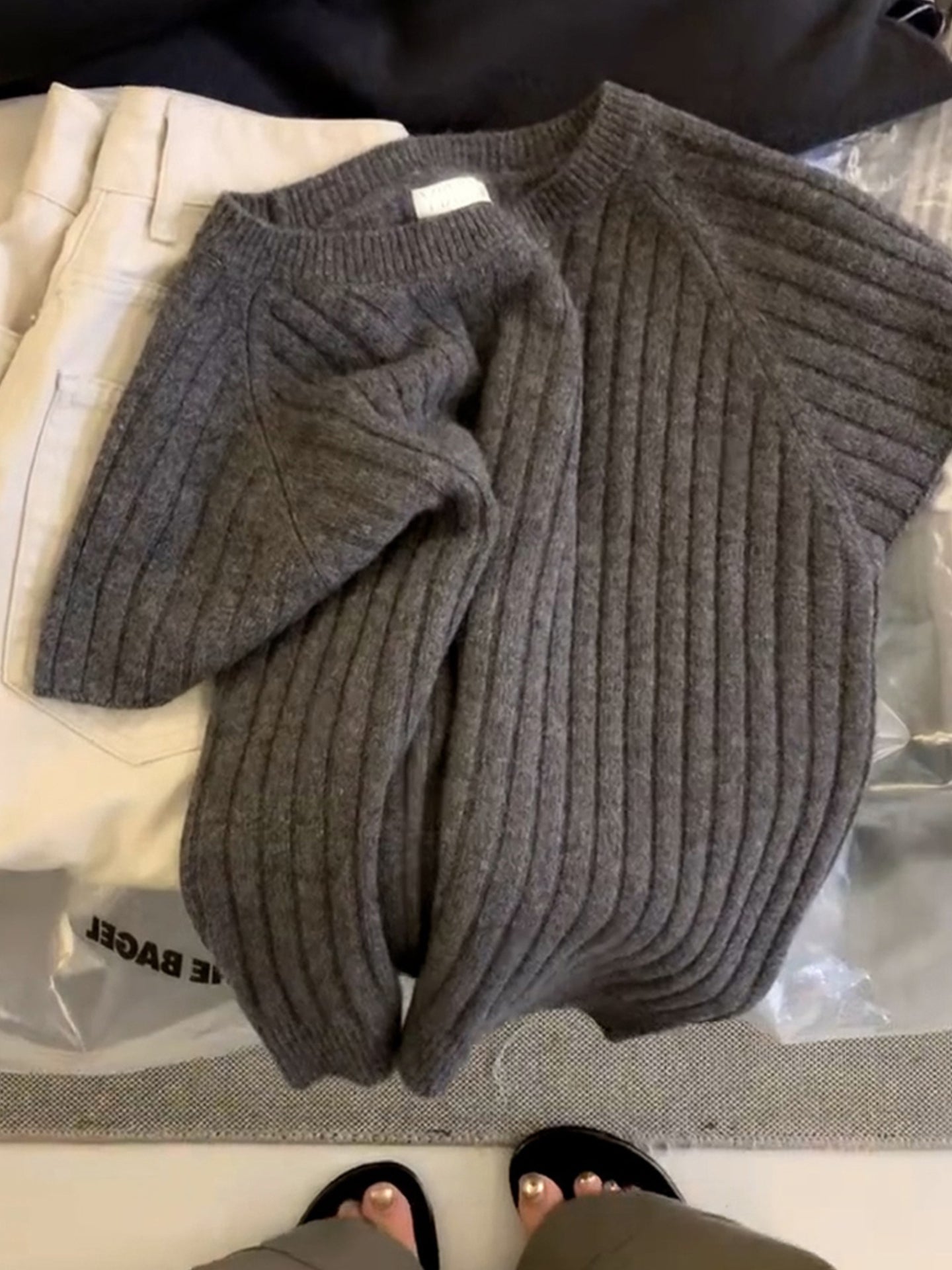 2025-ci ilin payızı üçün zərif boz qabırğalı qısaqol toxunmuş sviter, yumşaq və rahat dəyirmi yaxalı, çiyinləri açıq dizaynlı, çoxfunksiyalı köynək.