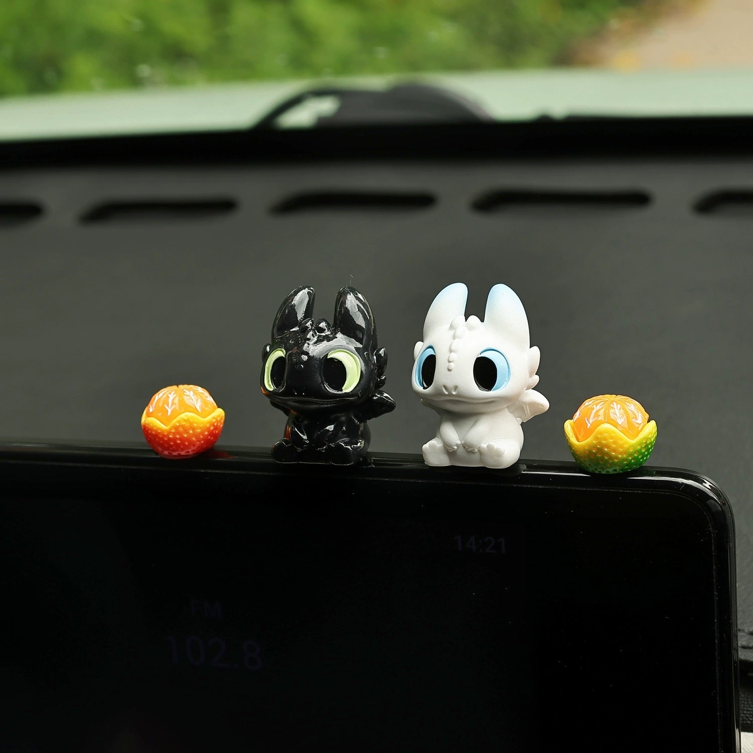 Avtomobil Aksesuarları Ağ-Qara Kiçik Uçan Əjdaha Sevimli Kukla Avtomobil Mərkəzi Konsolu Kukla Ekranı Yatan Dekorasiya