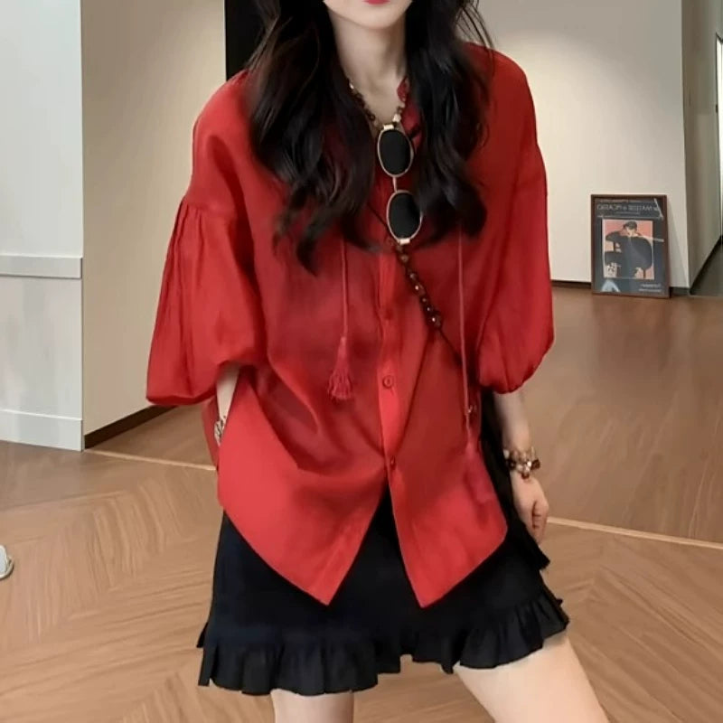 Böyük Ölçülü Qadın Üç Dörddə Bir Qollu Qırmızı Günəşdən Qoruyucu Köynək, Yay Nazik Püsküllü Qalstuk, Boş Oturacaqlı Super Arıqladıcı Köynək