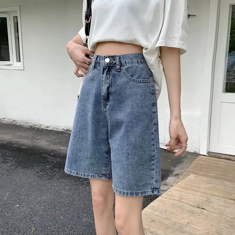 Qadınlar üçün böyük ölçülü qara qısa denim şortlar, yay üçün mükəmməl, yaraşıqlı armud formalı fiqurlar, yüksək belli, geniş bədən quruluşlu, düz ayaqlı stil.