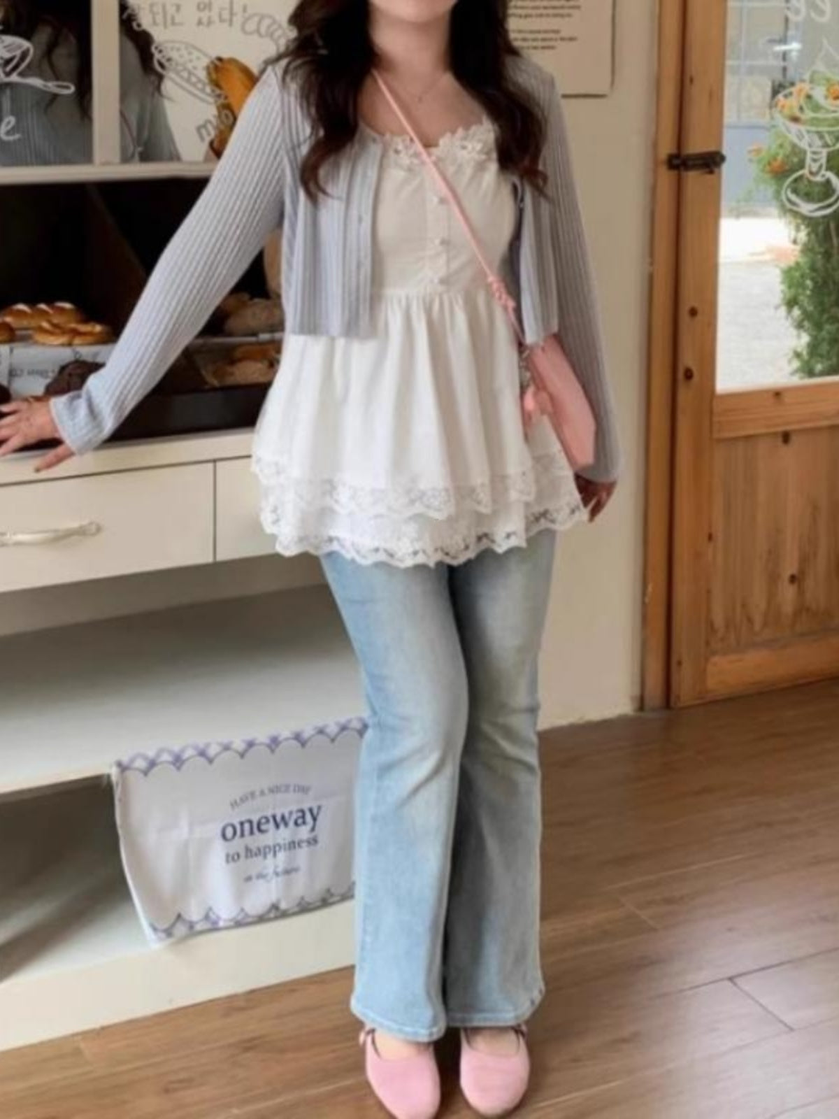 Qadınlar üçün yay üslubunda, böyük ölçülü, krujeva ilə işlənmiş, kvadrat formalı, ikiqat ətəkli, orta uzunluqlu kamzol, arıqladır və qoltuqaltı piyləri gizlədir.