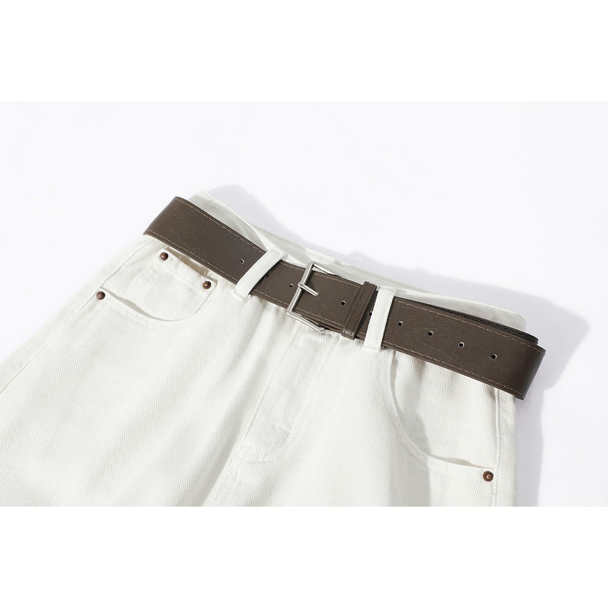 Cholisa-nın bu yaz qadınlar üçün məşhur olan yüksək belli cins şalvarları arıqladıcı, geniş və düz ayaqlar üçün yeni bir tərzdir.