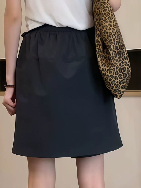 2026-cı ilin yayı üçün mükəmməl olan, böyük ölçülü, arıqladan, çoxfunksiyalı, yüksək belli gündəlik kulotlar. İncə, şık, geniş oturan enli şortlar.