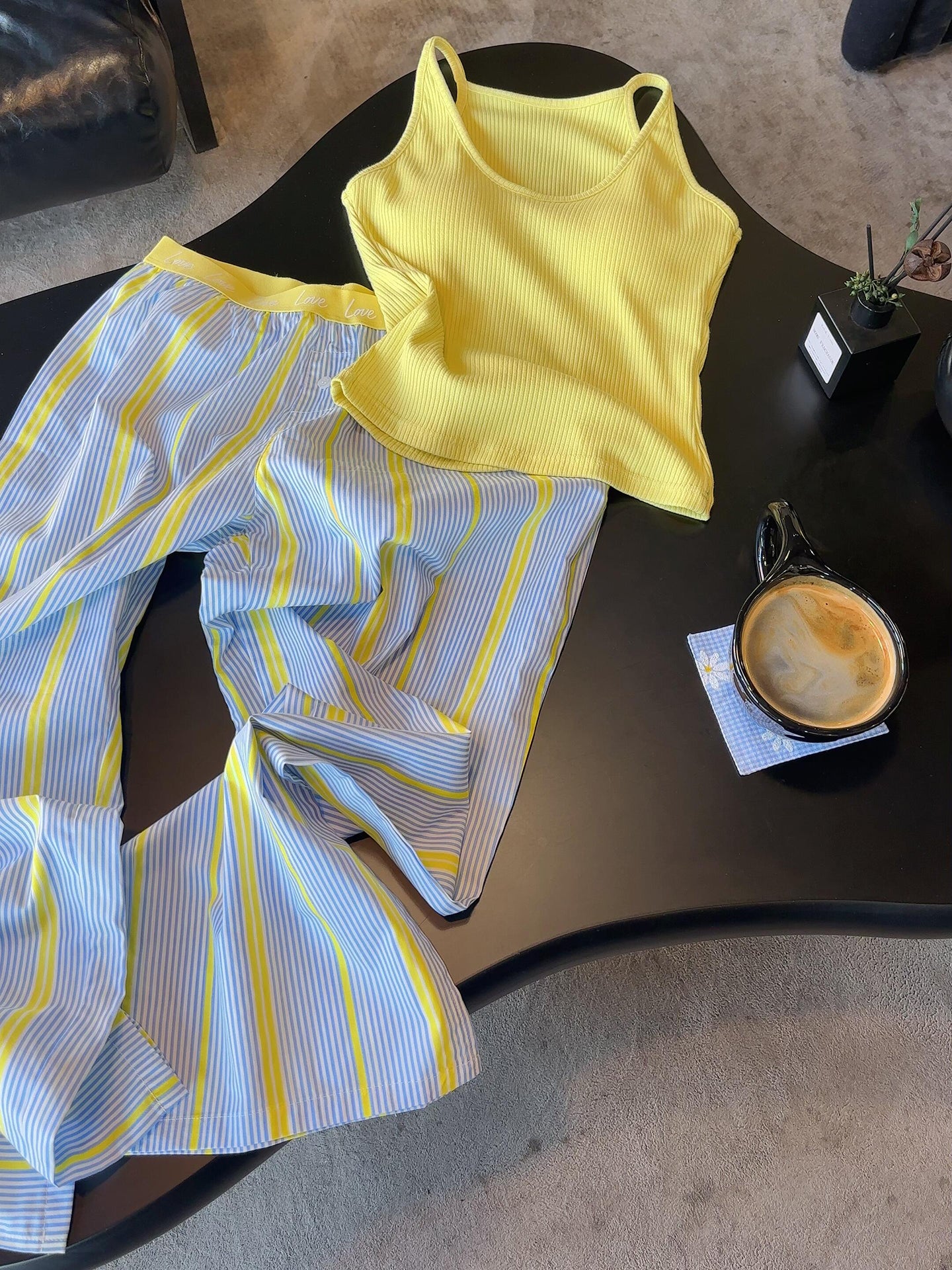 Qadınlar üçün döş yastıqları və asma ilə sarı qız pijama 2026 yay zolaqlı şalvar böyük ölçülü kostyum ev paltarından kənarda geyinmək olar
