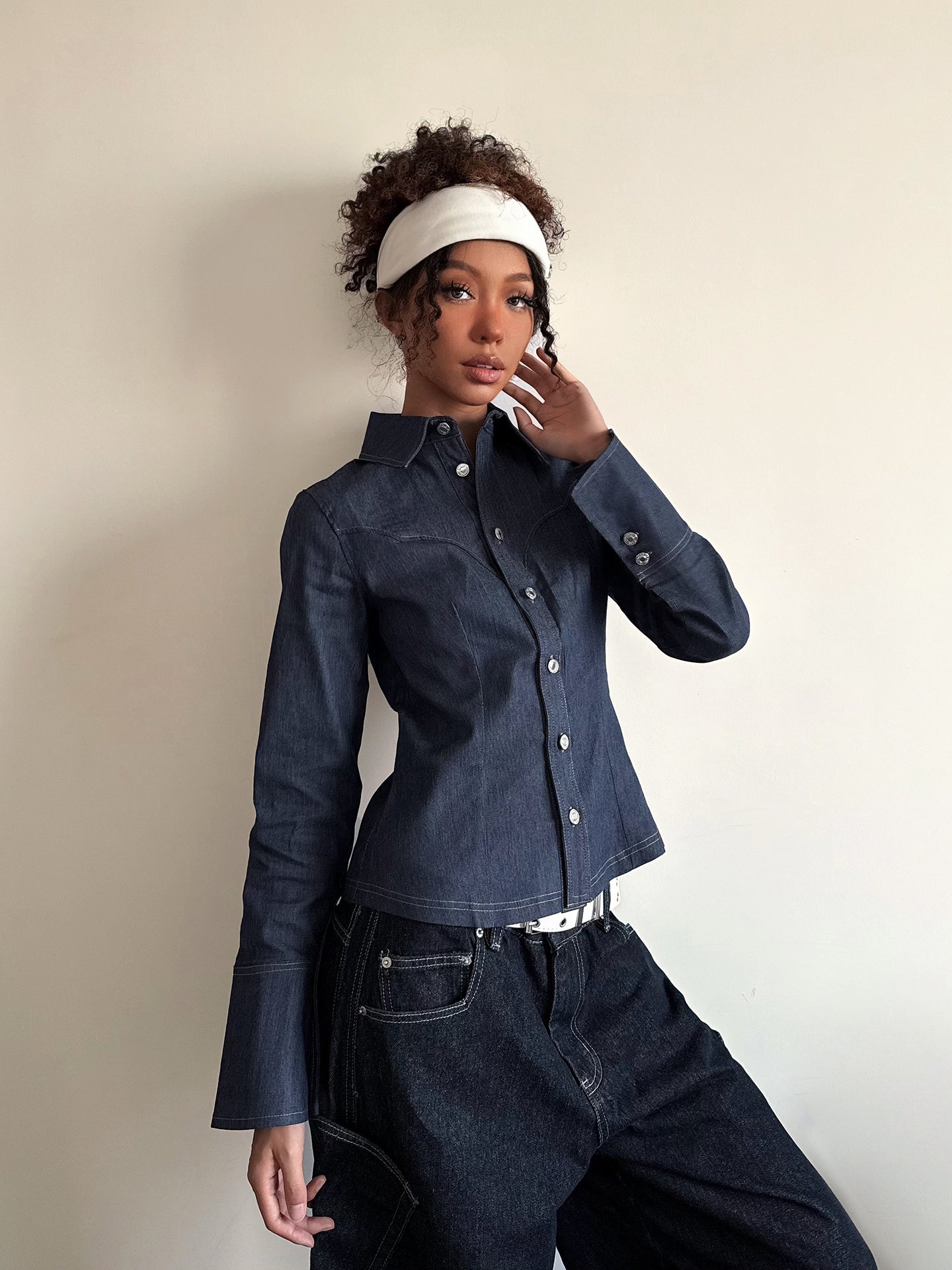 FUNOFF Amerika Retro Tünd Göy Düyməli, Aşağıya doğru denim Uzunqol Köynək, Küçə Stilində, Sadə Bölünmüş Bel Xüsusiyyətləri Bəxş Edən Top, Payız