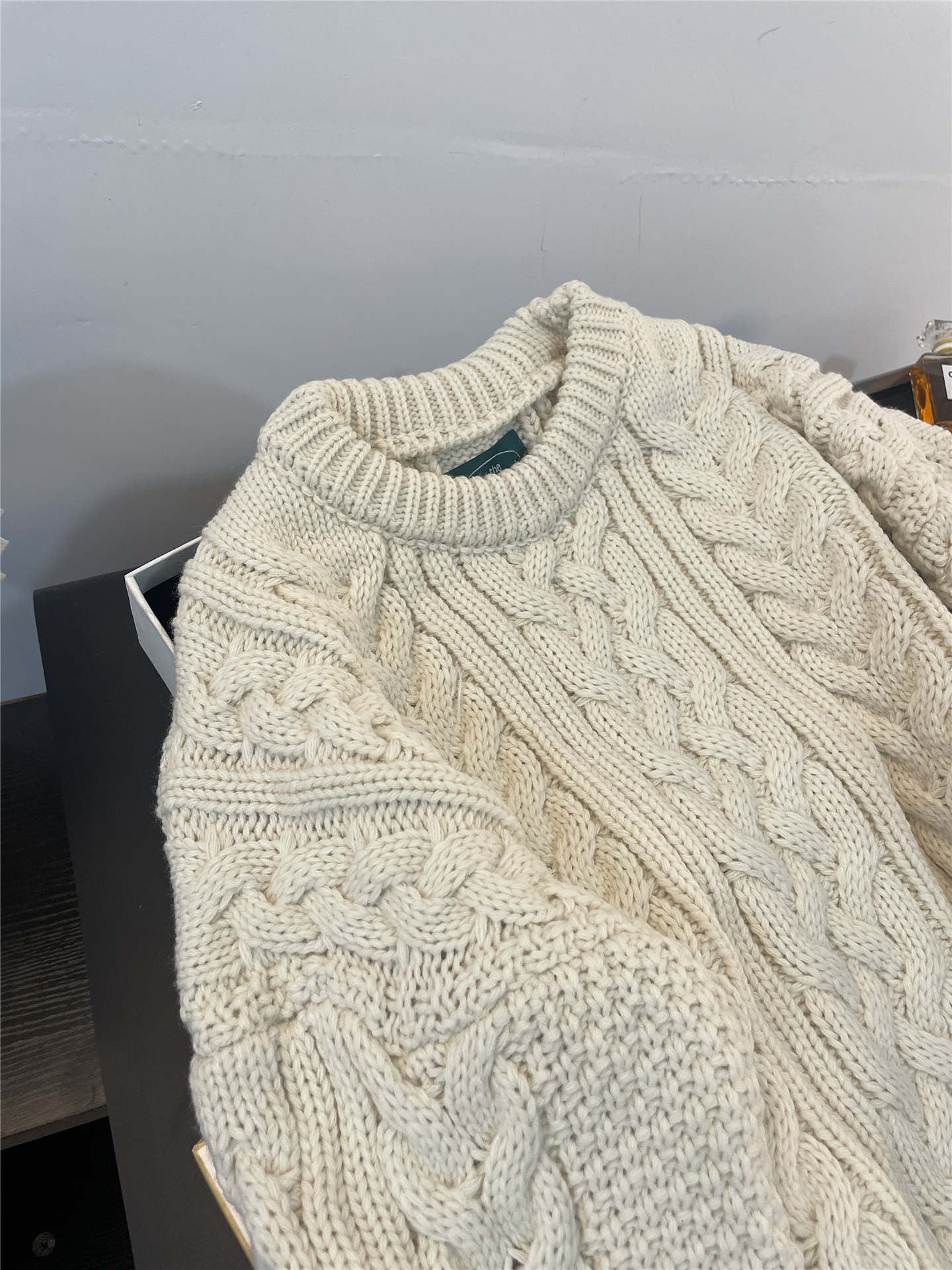 Koreya Dongdaemun qadın üçün ağ rəngli, kabel toxunmuş qalın sviter, payız və qış üst geyimi, qalın, geniş və rahat model.