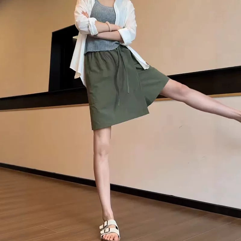 2026-cı ilin yayı üçün mükəmməl olan, böyük ölçülü, arıqladan, çoxfunksiyalı, yüksək belli gündəlik kulotlar. İncə, şık, geniş oturan enli şortlar.