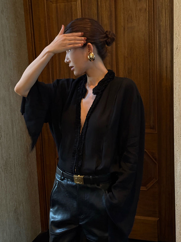 Qadınlar üçün fransız üslubunda dizaynlı, qırışlı haşiyəli, V-yaxalı, qara uzunqol köynək, payız üslubunda, zərif, dəbdəbəli, gənc və şık.