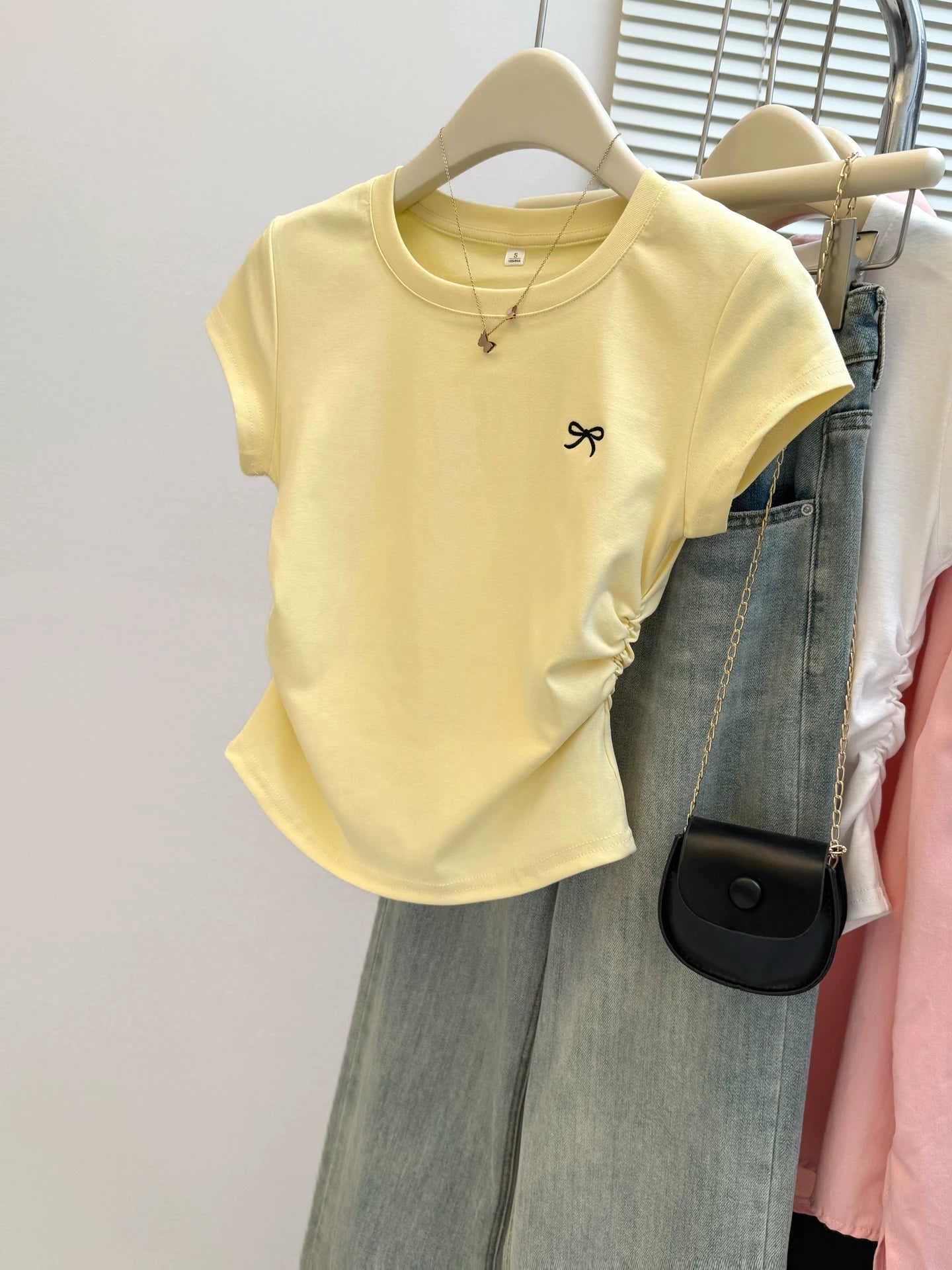 Kremli sarı dəyirmi boyun sağ çiyinli qısaqol qısaqol köynək qadınlar üçün nazik Koreya üslublu qısa yaylı naxışlı köynək kiçik insanlar üçün