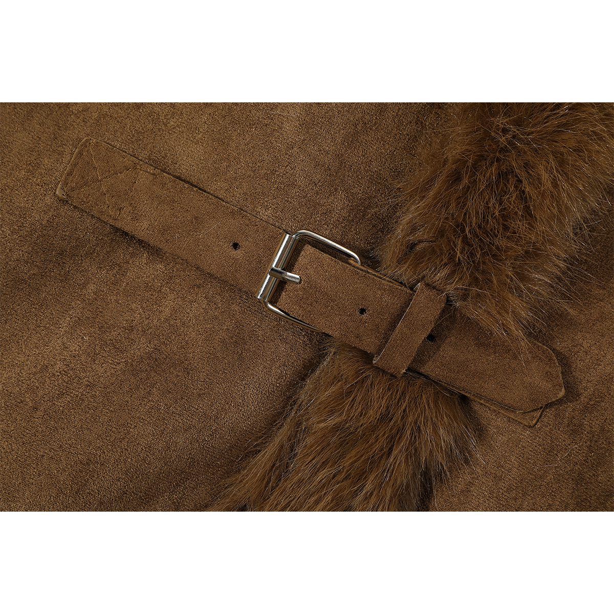 Cholisa-nın bu payız və qış aylarında qadınlar üçün məşhur zamşa yun astarlı qalın paltosu dəbli və şıkdır.