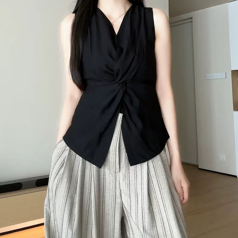 Qadınlar üçün böyük ölçülü qara V-yaxalı qolsuz köynək, 2026-cı ilin yayı üçün yeni model, dizayna uyğun bel hissəli, incəldən köynək.