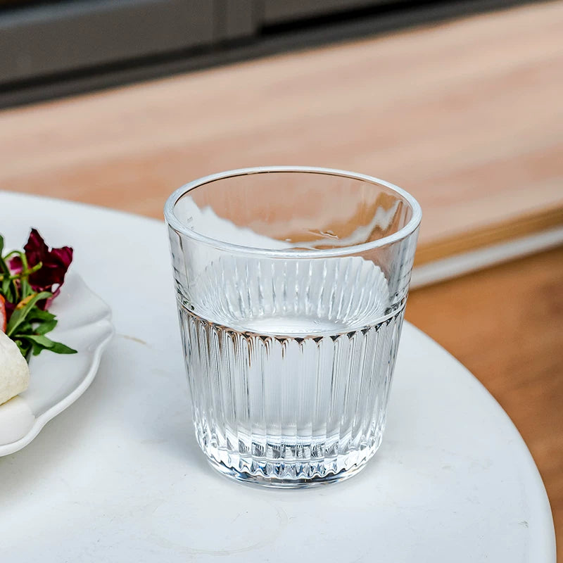 Yijiang yüksək temperatura davamlı temperli şüşə qəhvə fincanı Çirkli qəhvə fincanı Şaquli naxışlı şüşə fincan Avstraliya ağ fincan latte fincanı