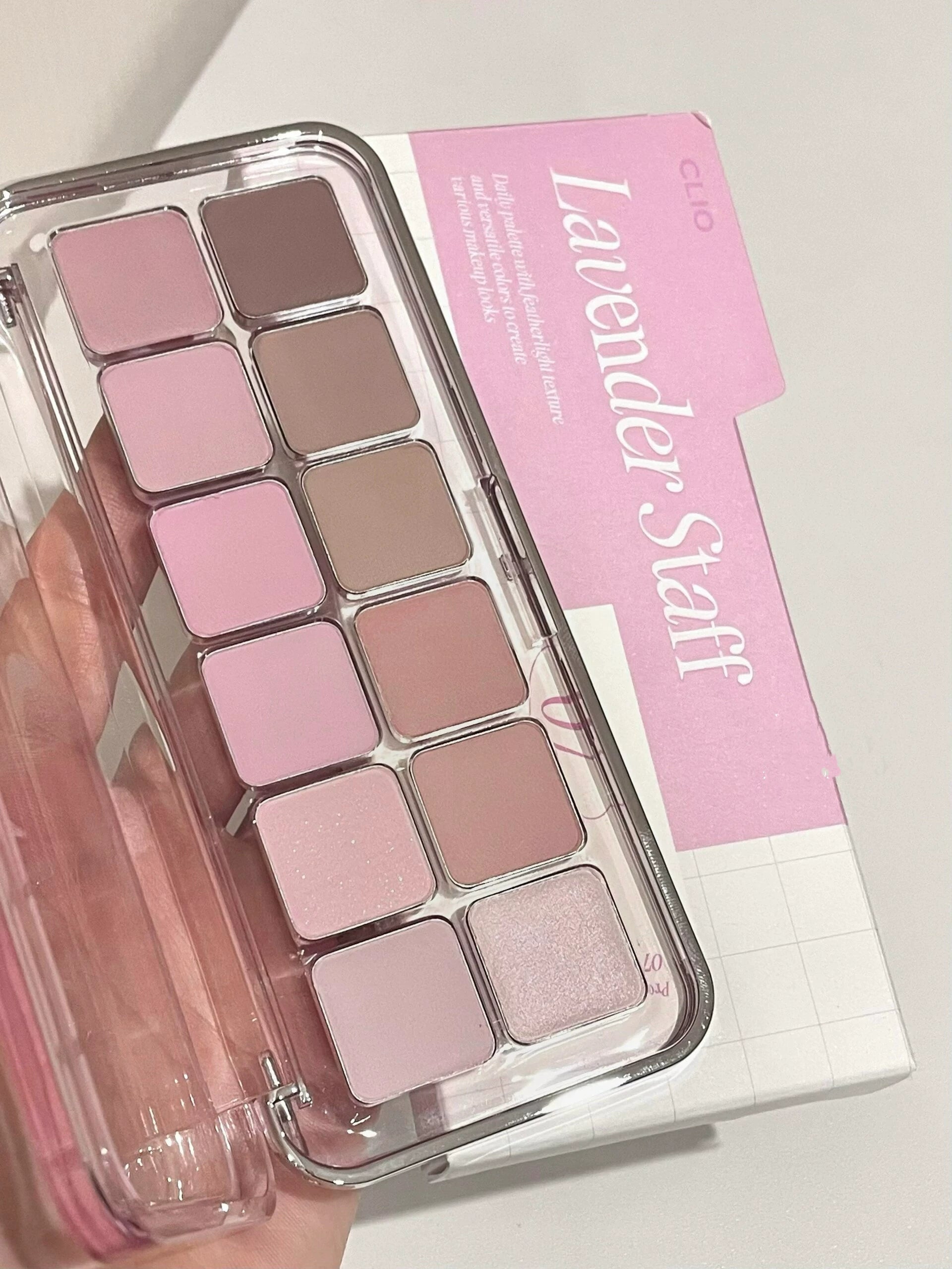 Clio Korea-nın payız/qış üçün yeni 12 rəngli göz kölgəsi palitrası, təbii torpaq tonları da daxil olmaqla, mat, parıltılı və vurğulayıcı çalarları özündə birləşdirir. (Orijinal məhsul)