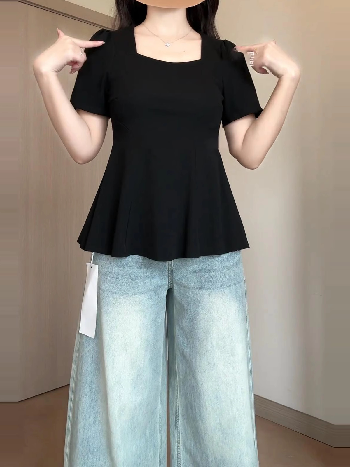 Böyük ölçülü, Avropa üslubunda, kvadrat yaxalı, yay üçün qadınlar üçün qısaqol köynək, bir az dolğun qadınlar üçün yaraşıqlı, armud formalı fiqurlar və qarnını gizlədir.