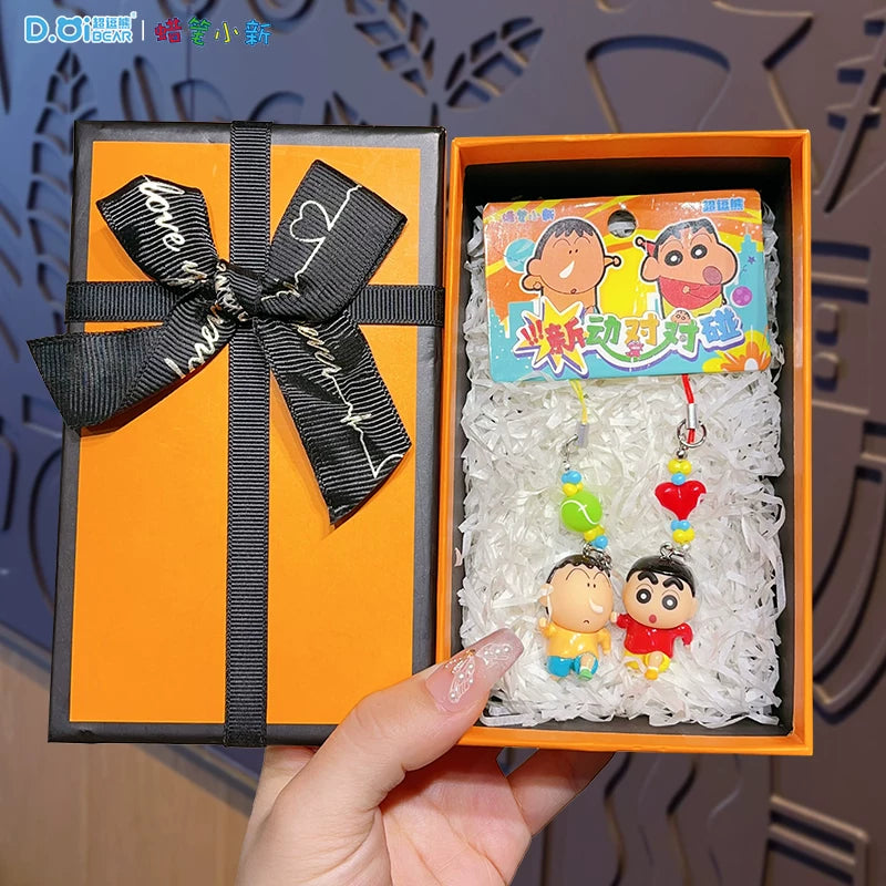 Orijinal Crayon Shin-chan Kiçik Burun Tutucu Telefon Zənciri 2025 Yeni Stil Qulaqlıq Avtomobil Açar Zənciri Sırt Çantası Kulon Açar Zənciri
