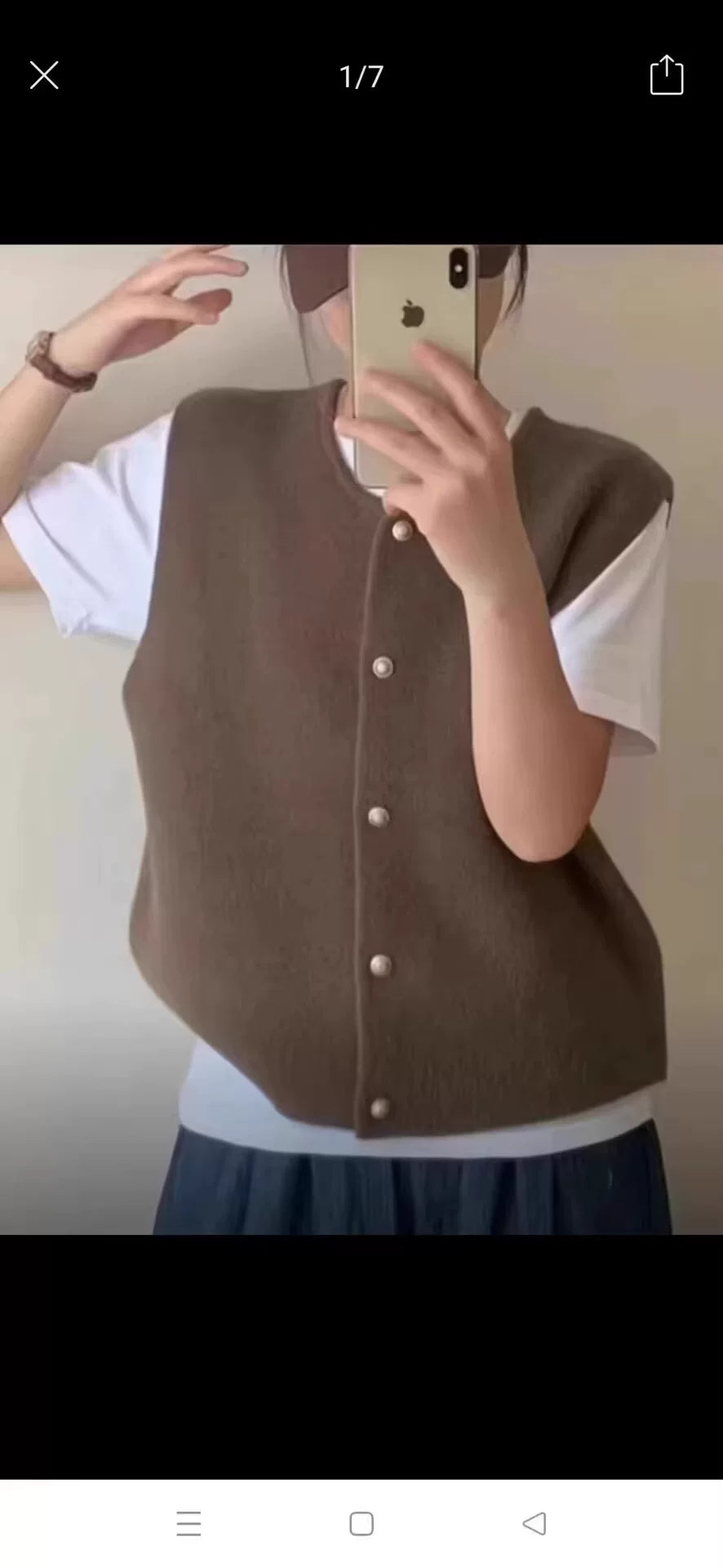 Payız və qış aylarında qat-qat geyinmək üçün mükəmməl olan zərif və zərif tək sinəli qızılı düyməli toxunma jilet.