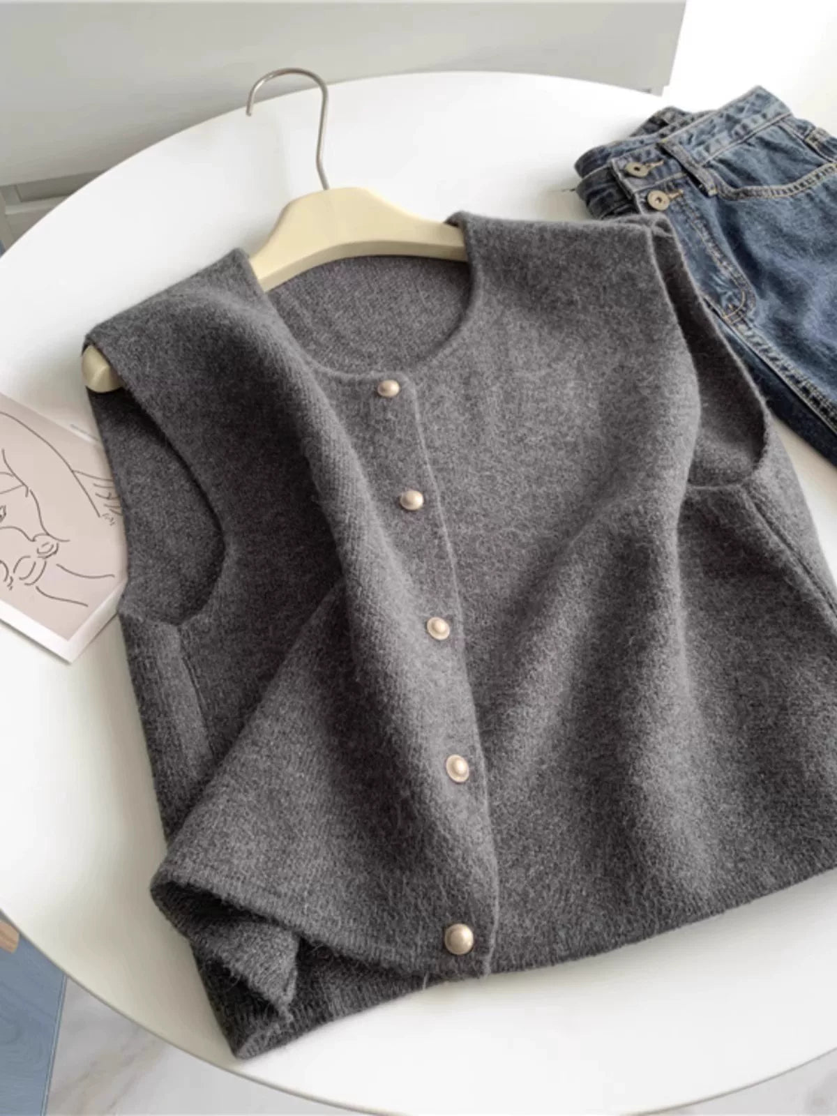 Payız və qış aylarında qat-qat geyinmək üçün mükəmməl olan zərif və zərif tək sinəli qızılı düyməli toxunma jilet.