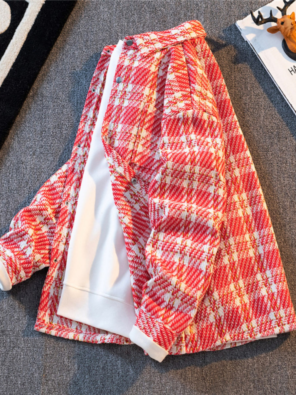 Chanel-dən ilhamlanmış, yaz və payız üçün mükəmməl olan, kişilər üçün qısa, geniş, gündəlik, çox yönlü yun palto. Həmçinin dəbli, yüksək səviyyəli dama-dama köynək daxildir.