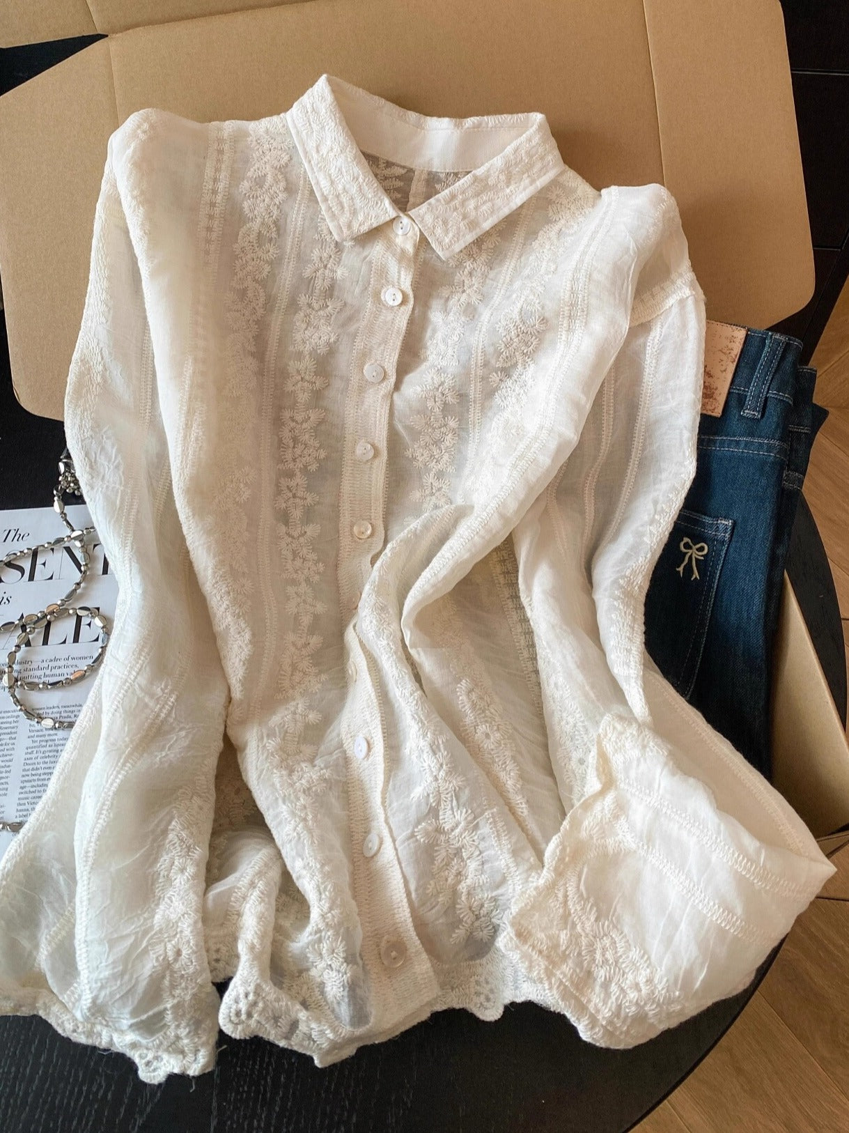 Yüksək səviyyəli Guangzhou On Üç Fabrikinin Ən Çox Satılan Məhsulu: Zərif Naxışlı Yaz və Payız üçün Qadın Uzunqollu Krujeva Jakarlı Naxışlı Köynək