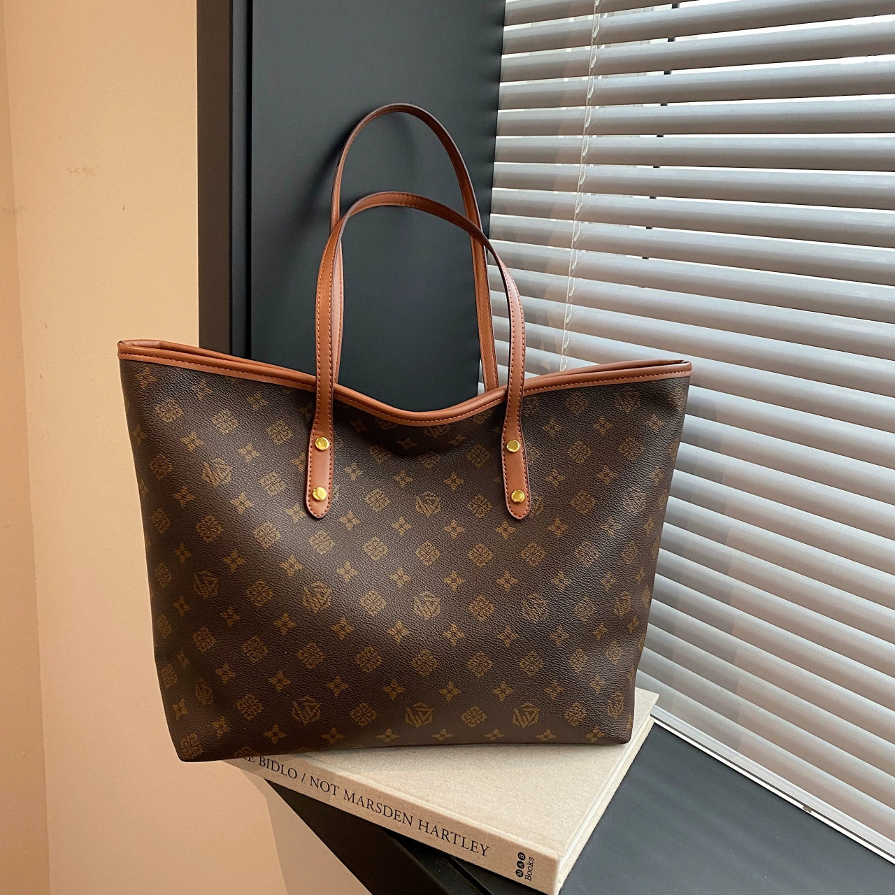 Qadınlar üçün böyük tutumlu çanta, 2025-ci il yeni payız və qış çantası, yüngül lüks niş yüksək səviyyəli çiyin çantası/əl çantası