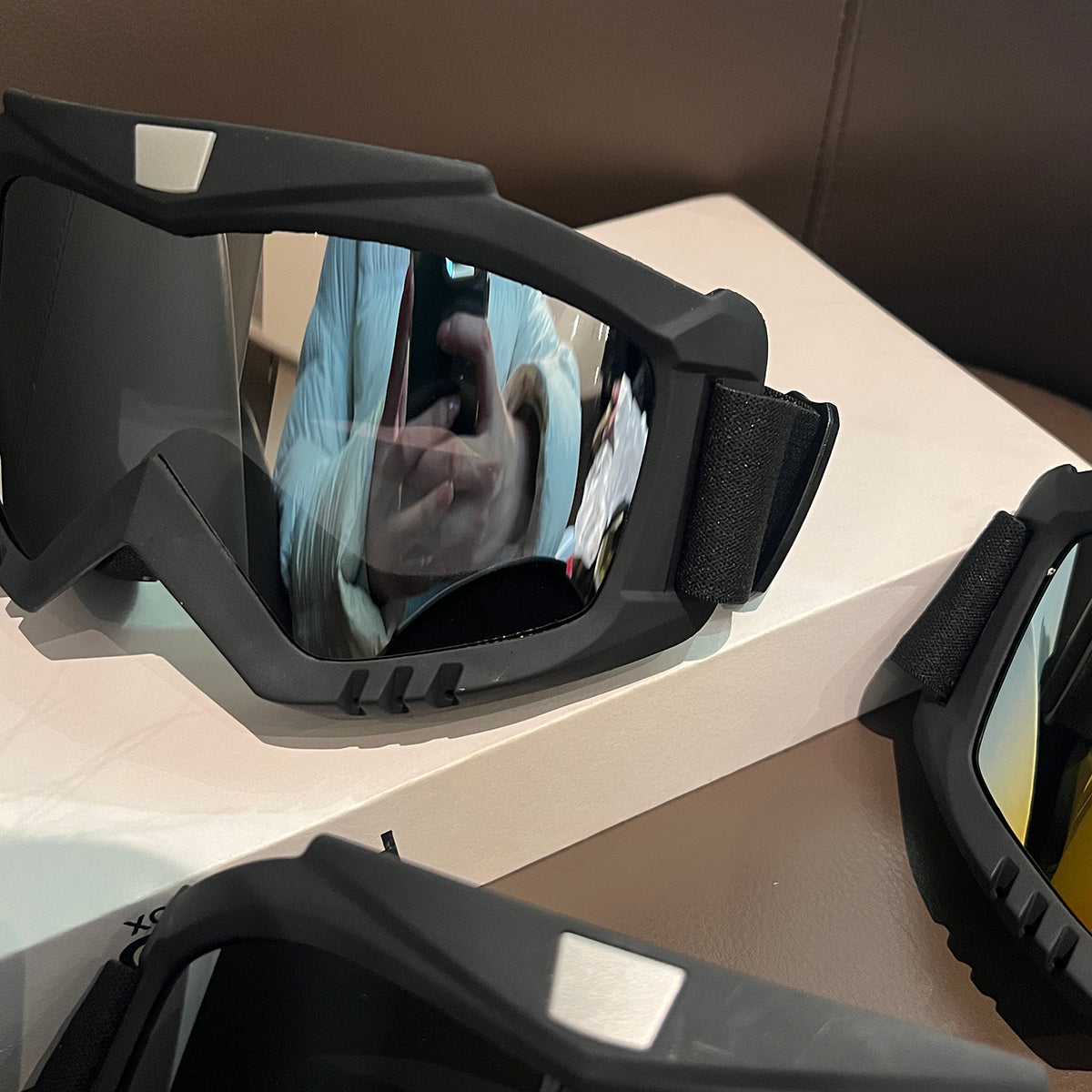 Xizək alpinist eynəkləri kişilər üçün miyopiya eynəkləri, açıq havada sürmə motosikletləri, külək keçirməyən və qum keçirməyən gün eynəkləri, ultrabənövşəyi şüalardan qorunma ilə taxıla bilər.