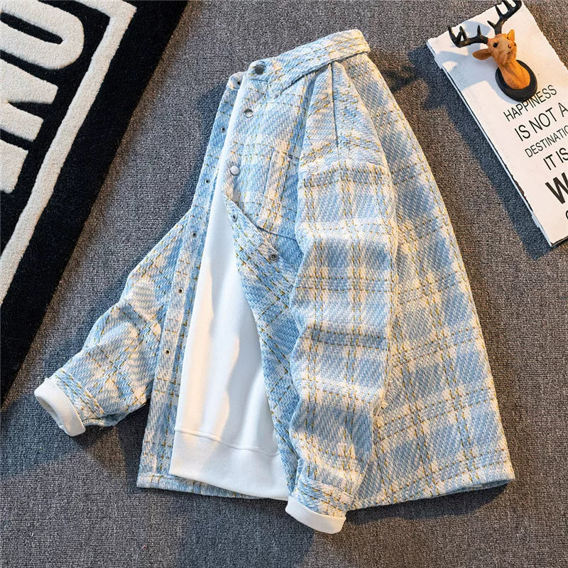 Chanel-dən ilhamlanmış, yaz və payız üçün mükəmməl olan, kişilər üçün qısa, geniş, gündəlik, çox yönlü yun palto. Həmçinin dəbli, yüksək səviyyəli dama-dama köynək daxildir.