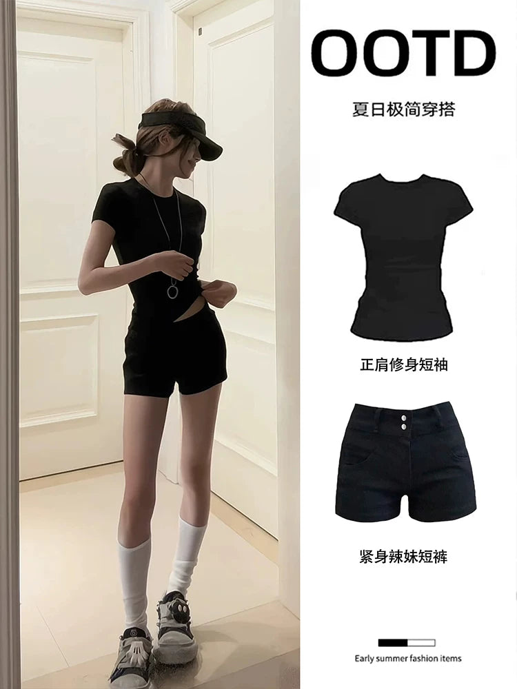 Qadınlar üçün qara sağ çiyinli nazik qısaqol köynək 2026 yeni dar belli yarımqol köynək, yay geyimlərinin tam dəsti