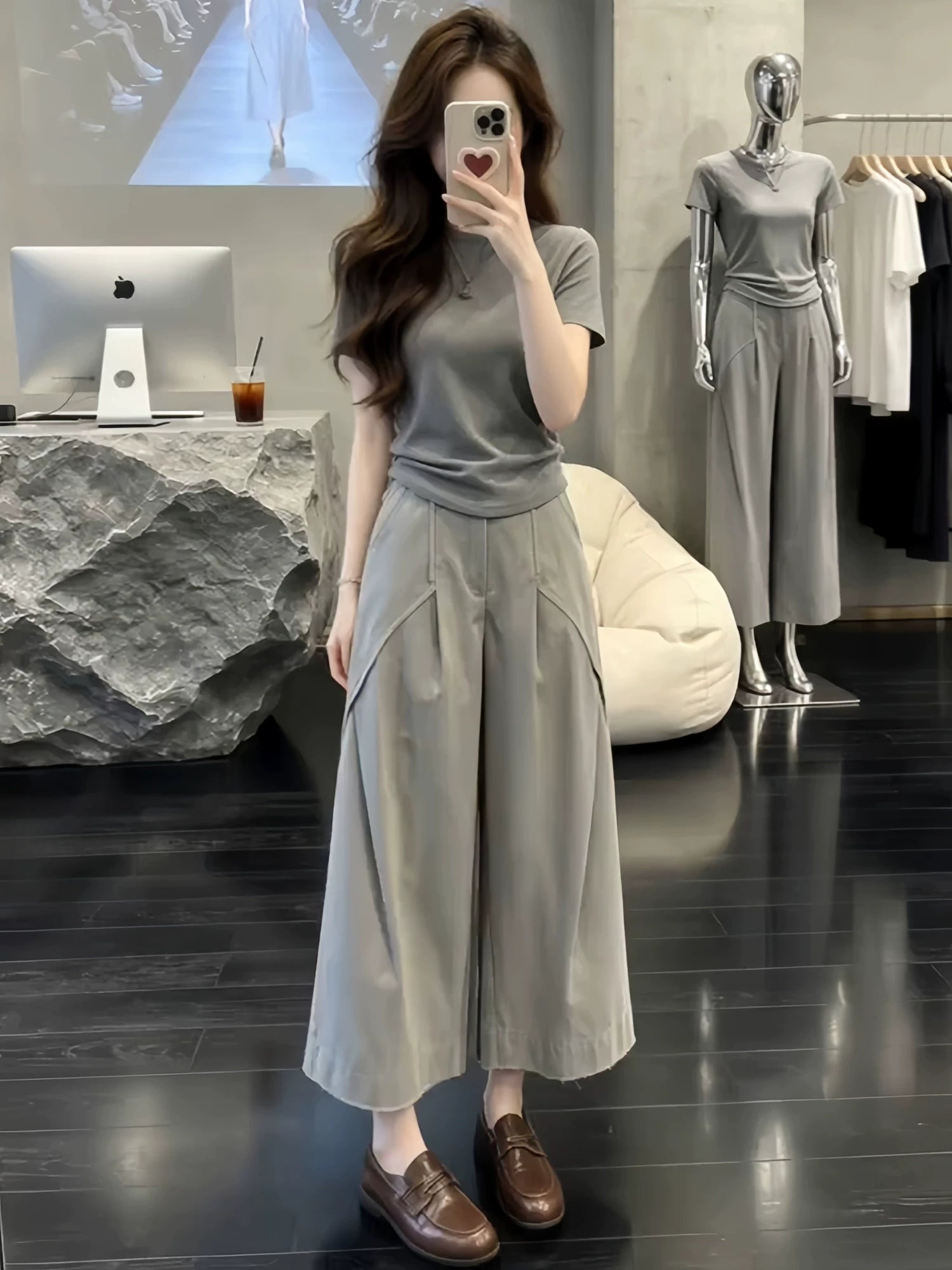 Qadınlar üçün Koreya minimalist üslublu kostyum 2026 yay yeni incə fit qısaqol köynək büzməli enli şalvar iki hissəli dəst