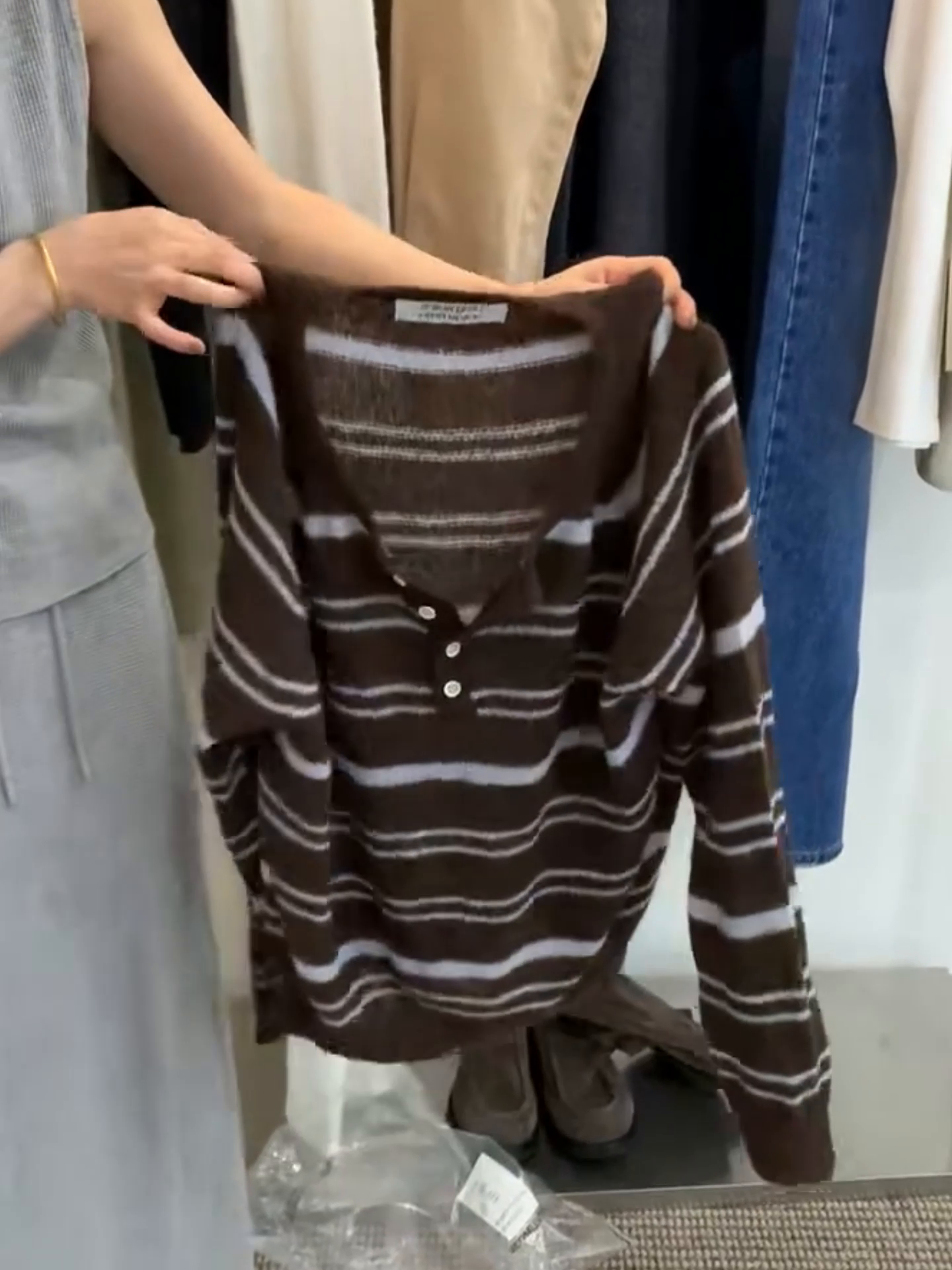 Brend geri çəkilib~ Böyük ölçülü qadın geyimləri, 2025 payız/qış üçün Koreya zolaqlı gündəlik köynək, V-yaxalı düyməli, arıqladıcı üslubda.