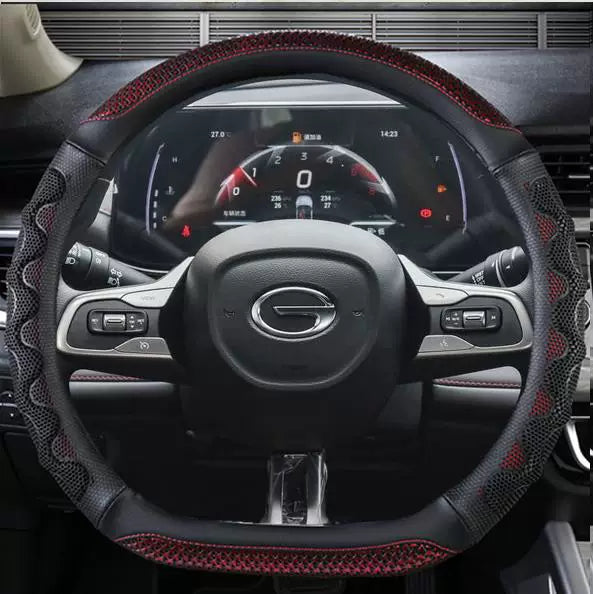 GAC Trumpchi GS4 MAX üçün uyğun olan bu, avtomobil modifikasiyası üçün hazırlanmış yeni EMKOO sükan örtüyüdür.